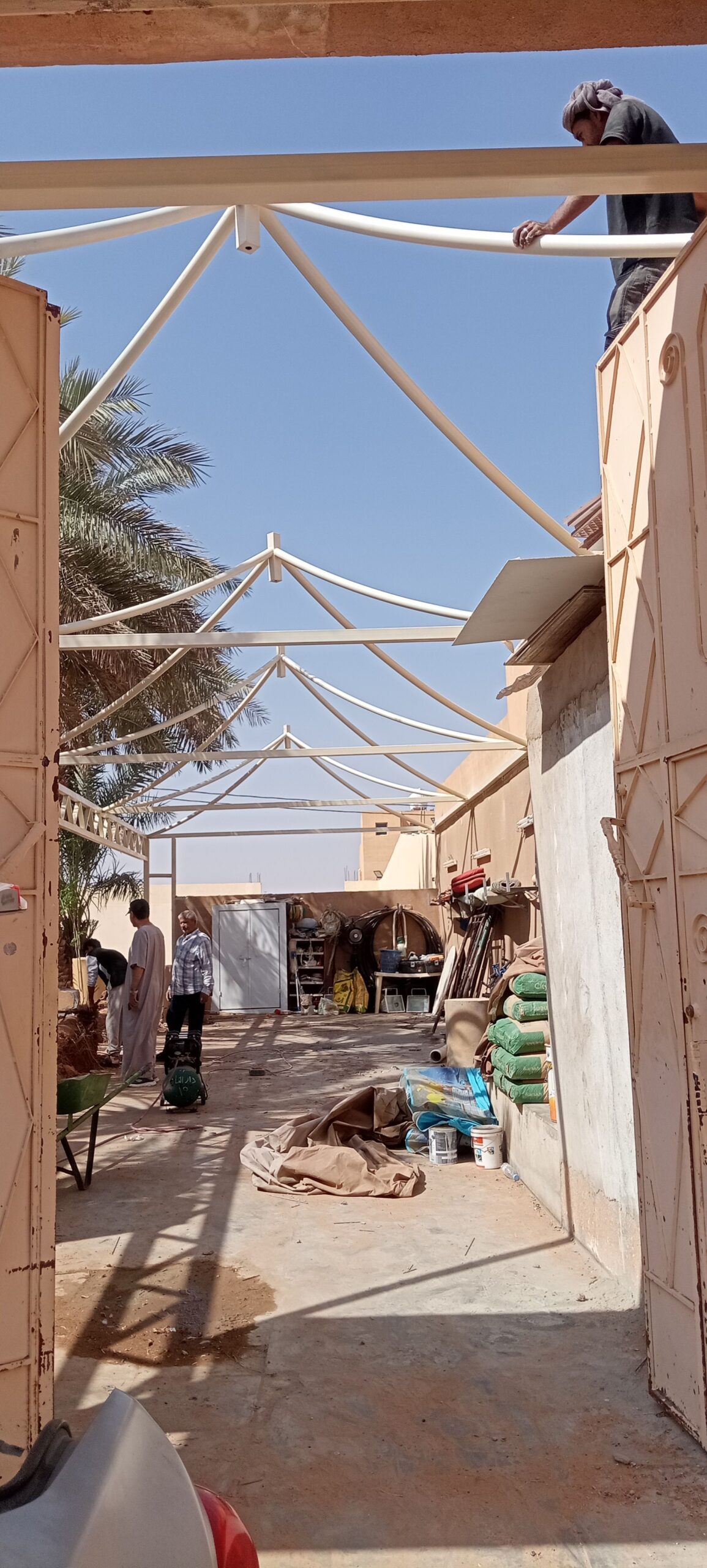 مضلات وسواتر وجلسات وهناجر مستودعات ساندويش بانل و