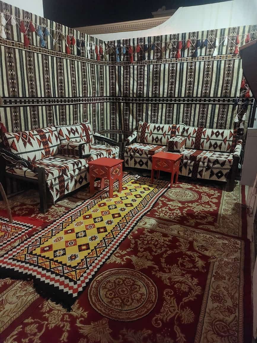 تاجير كراسي وطاولات وسماعات وزل ومكيفات وجلسات شعب