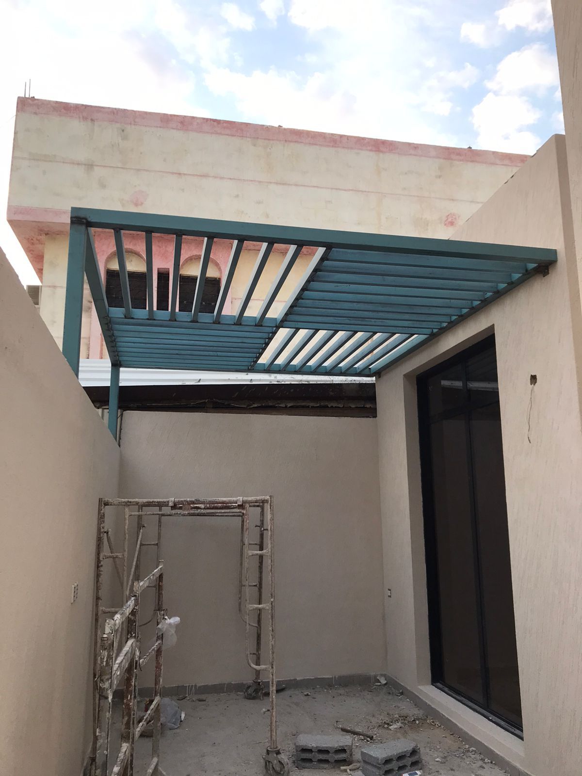 مضلات وسواتر وجلسات وهناجر مستودعات ساندويش بانل و