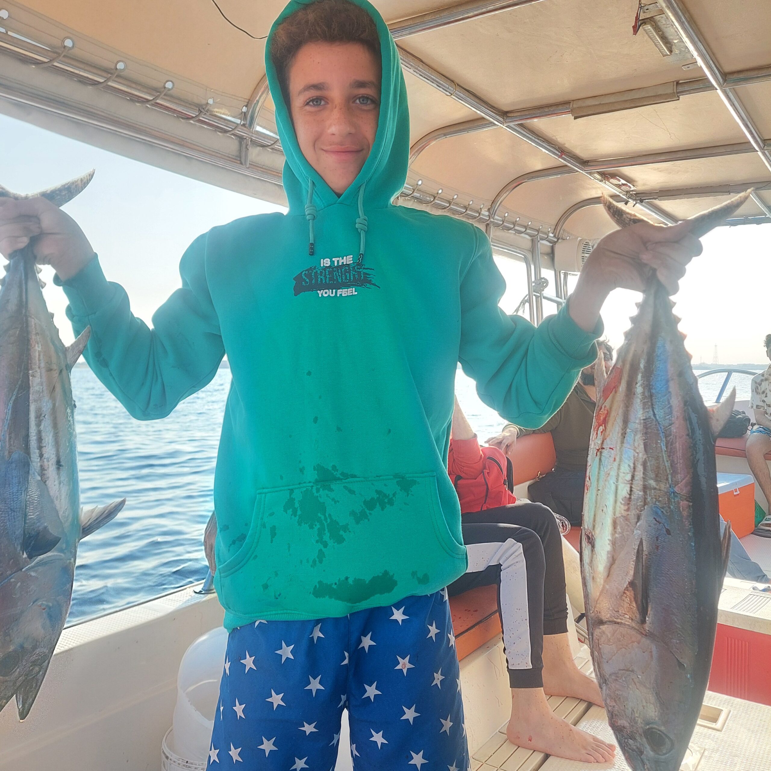 قارب للايجار رحلات بحريه