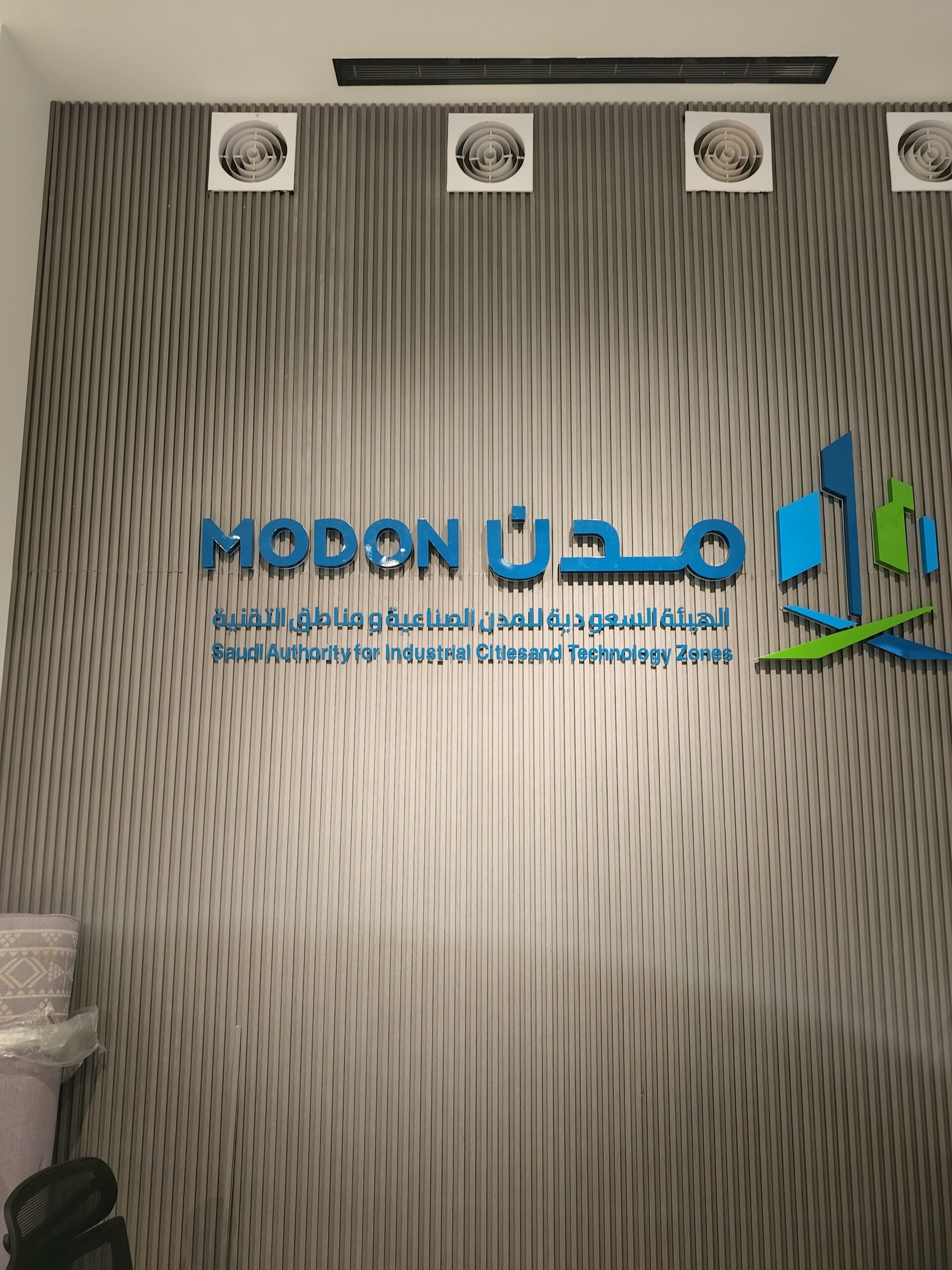 حروف بارزة وكلادينج واجهات ولوحات