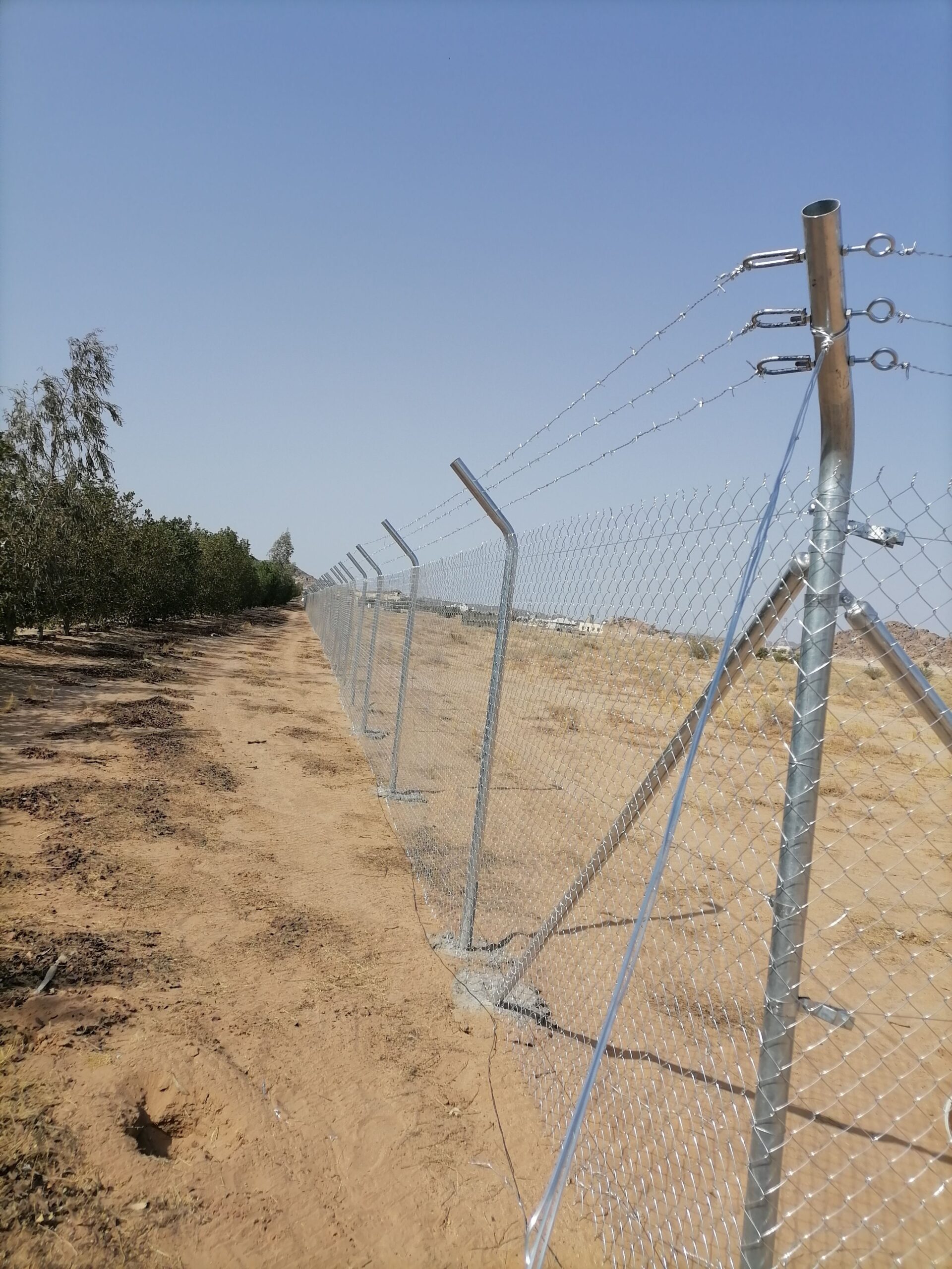 نحن نعمل في مجال تركيب اشبوك مزارع وسياجات الامنيه