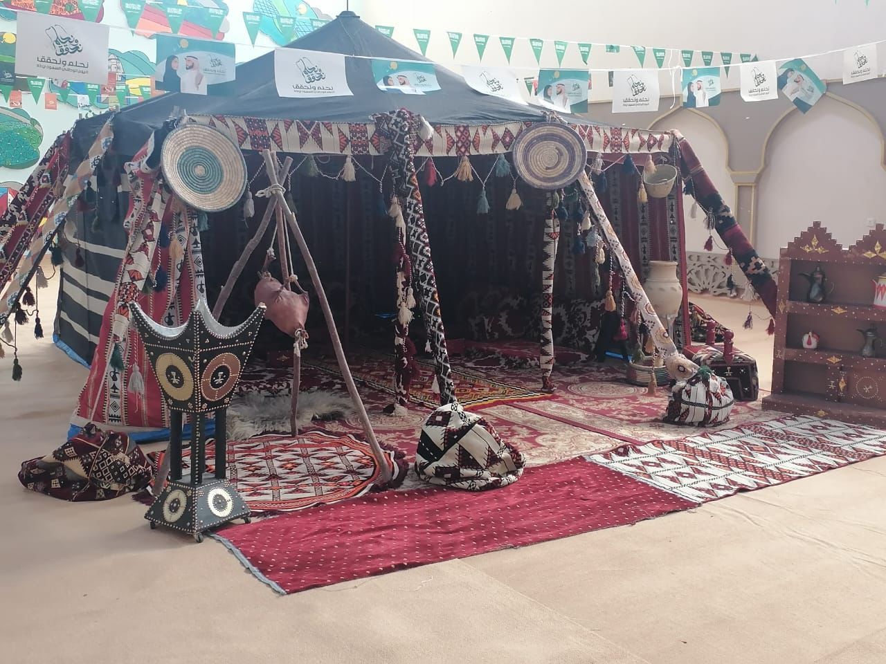 تاجير كراسي وطاولات وسماعات وزل ومكيفات وجلسات شعب