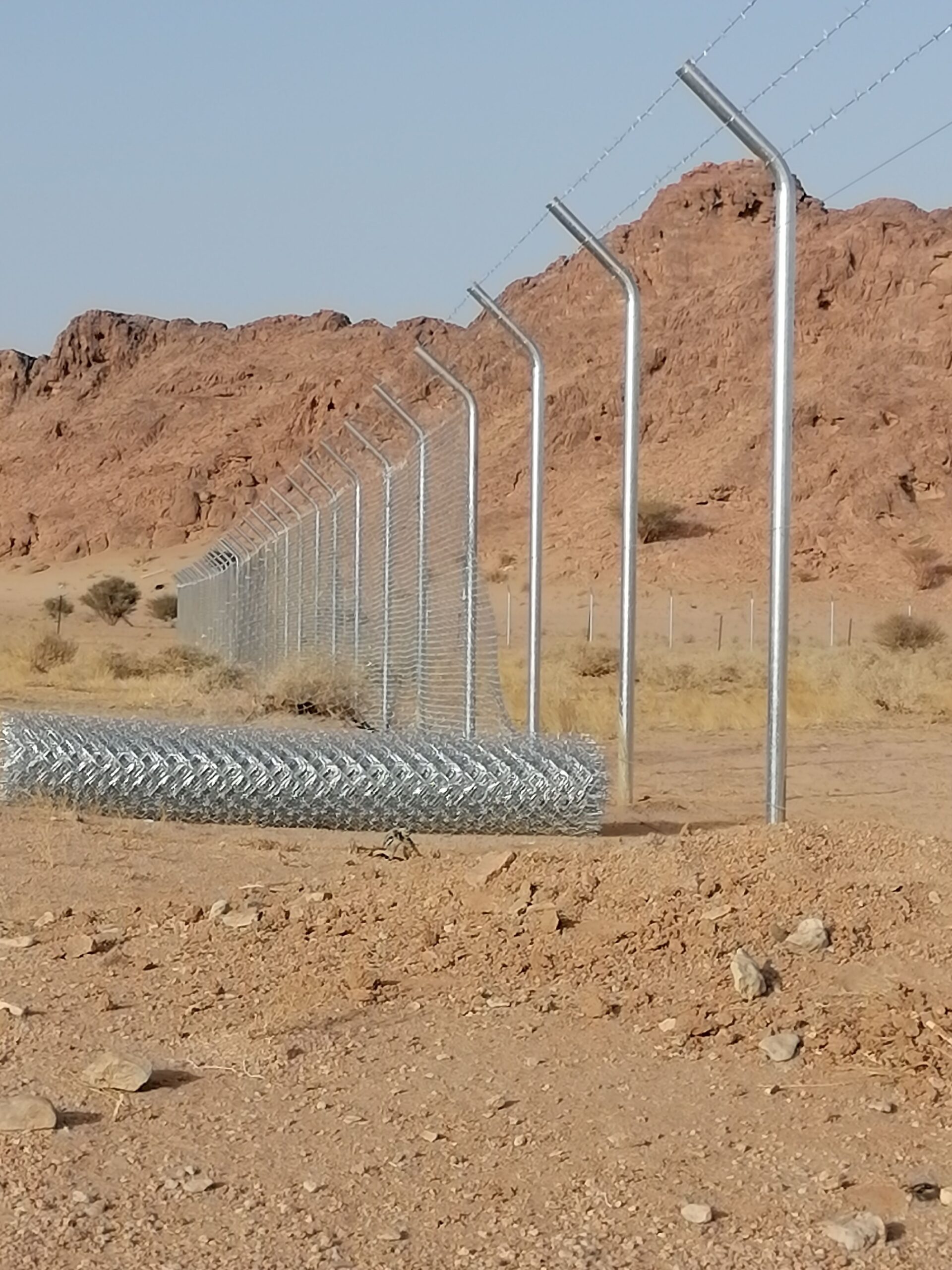 نحن نعمل في مجال تركيب اشبوك مزارع وسياجات الامنيه