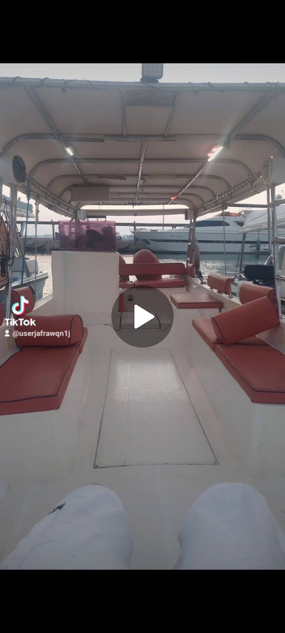 قارب للايجار رحلات بحريه