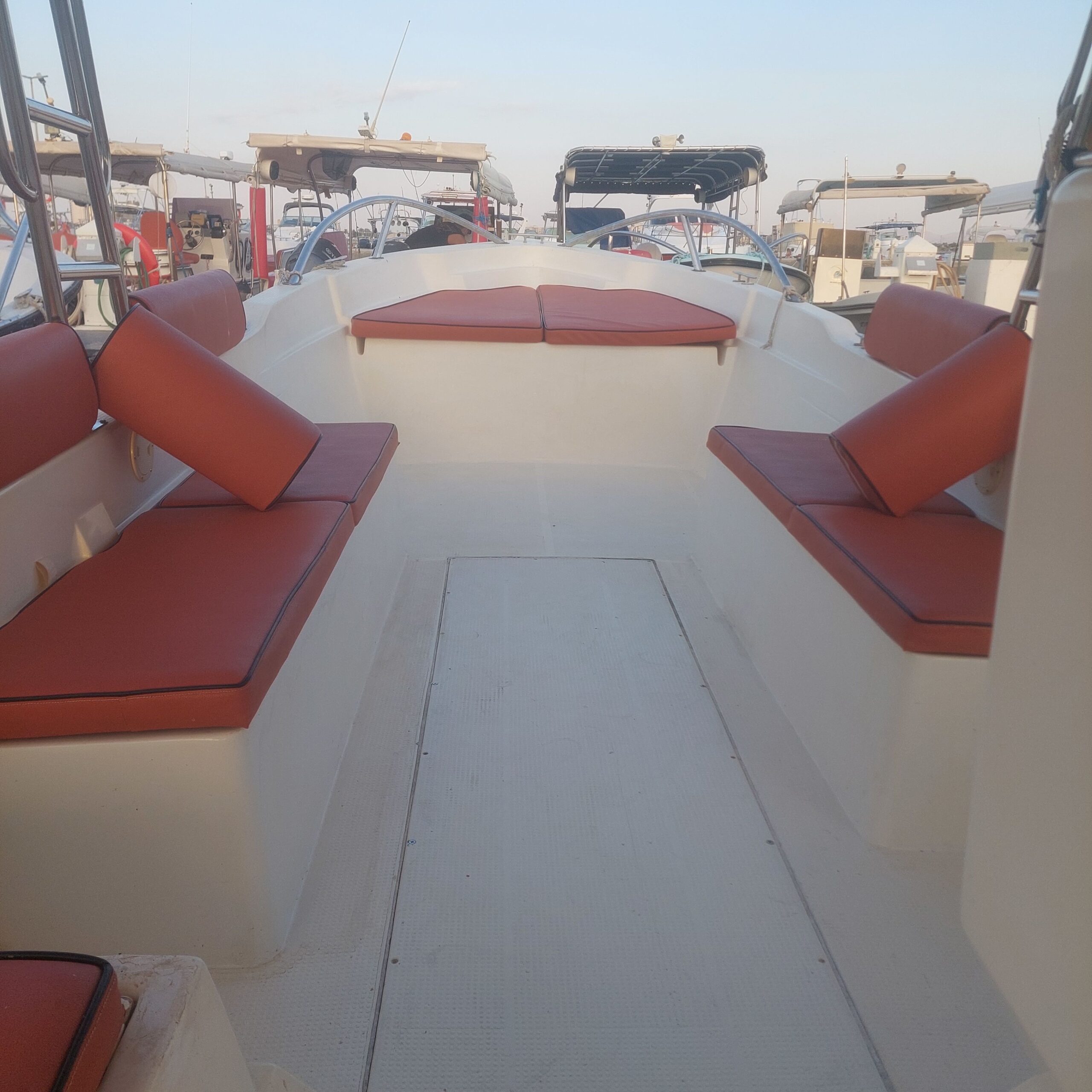 قارب للايجار رحلات بحريه