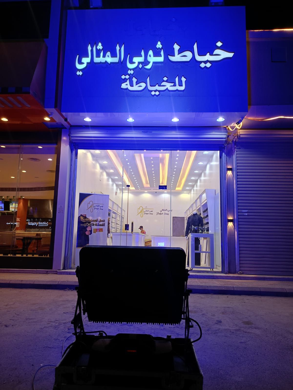 تاجير اجهزه الافتتاح كشافات اضائه بوابات اضائه بال