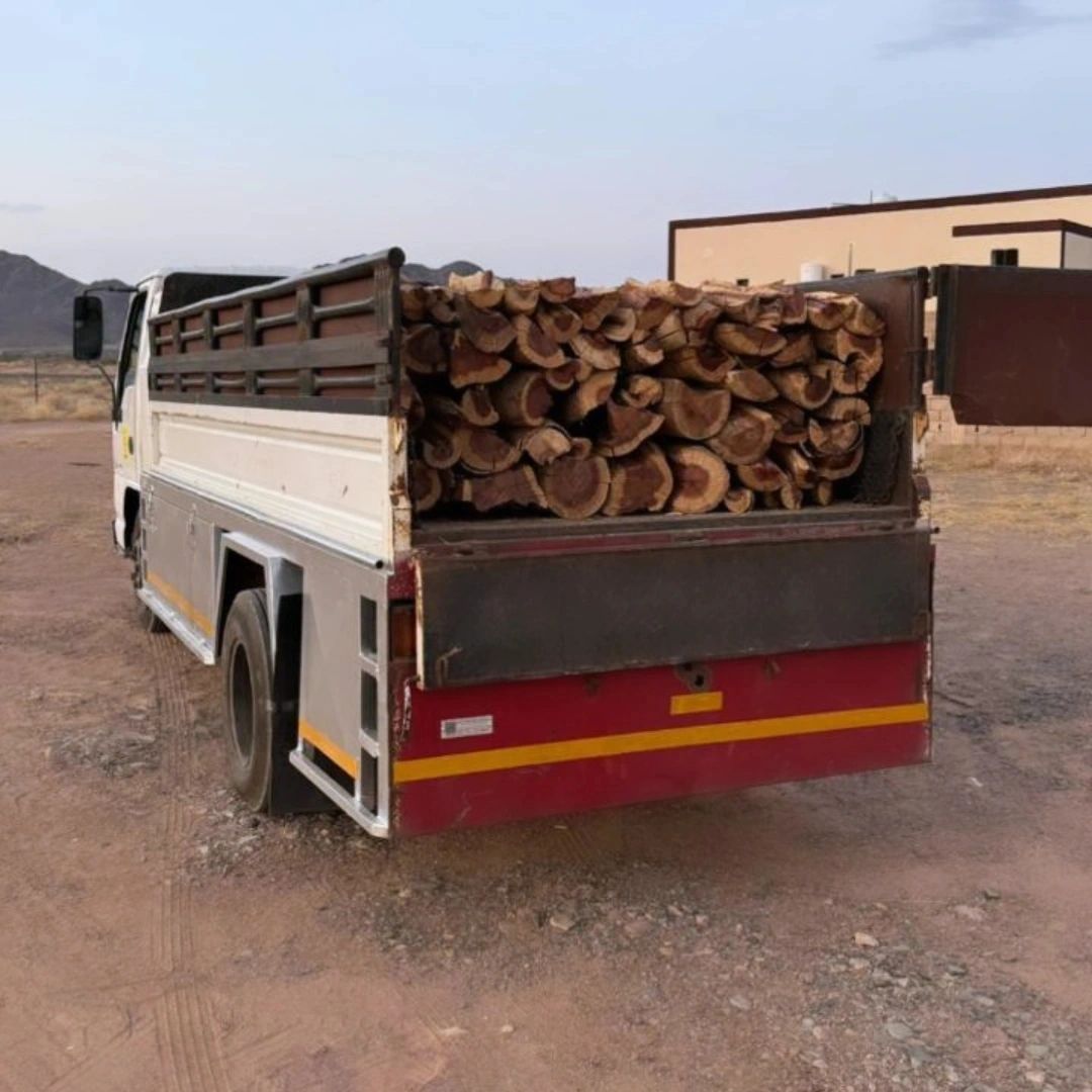 عامل تقطيع الحطب وتشليح الأشجار والنخل المنزل