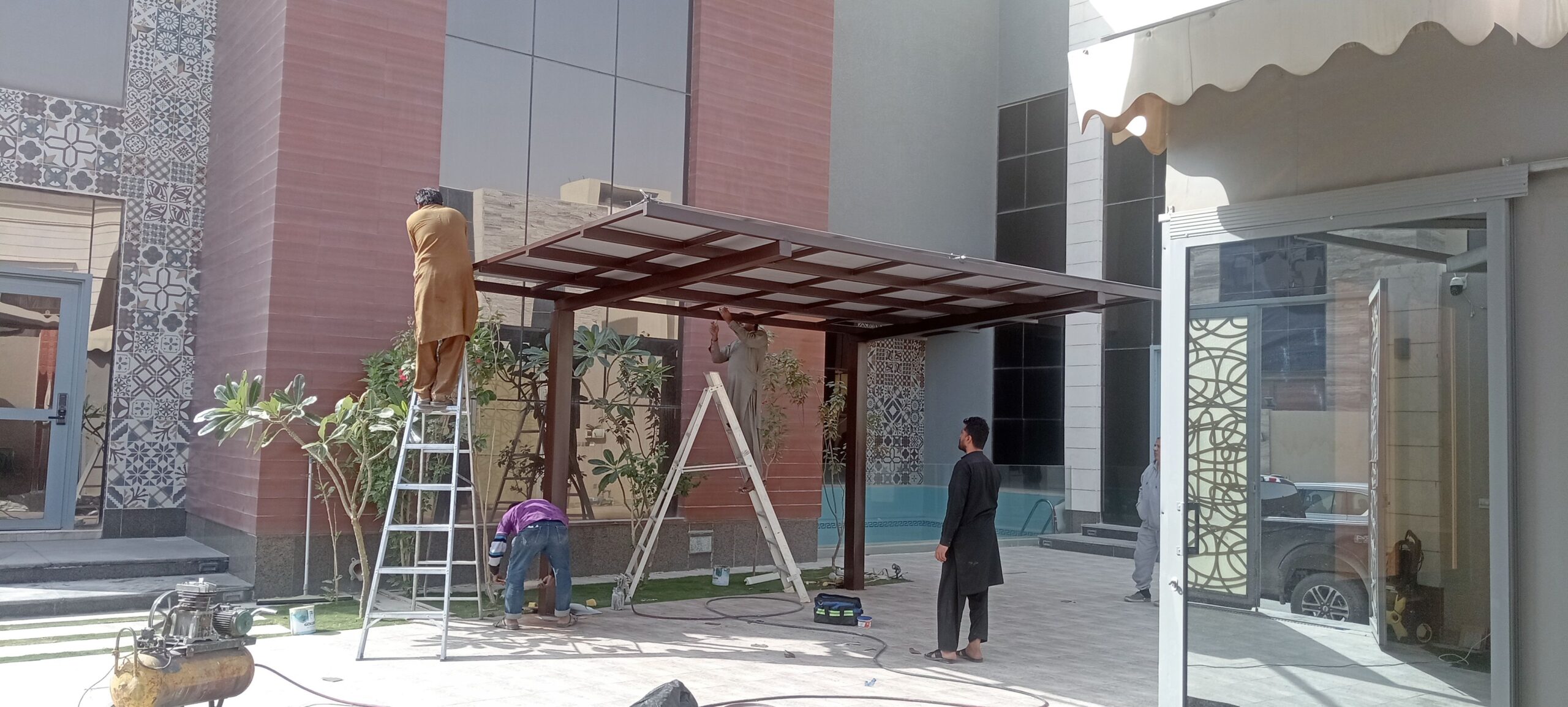 مضلات وسواتر وجلسات وهناجر مستودعات ساندويش بانل و