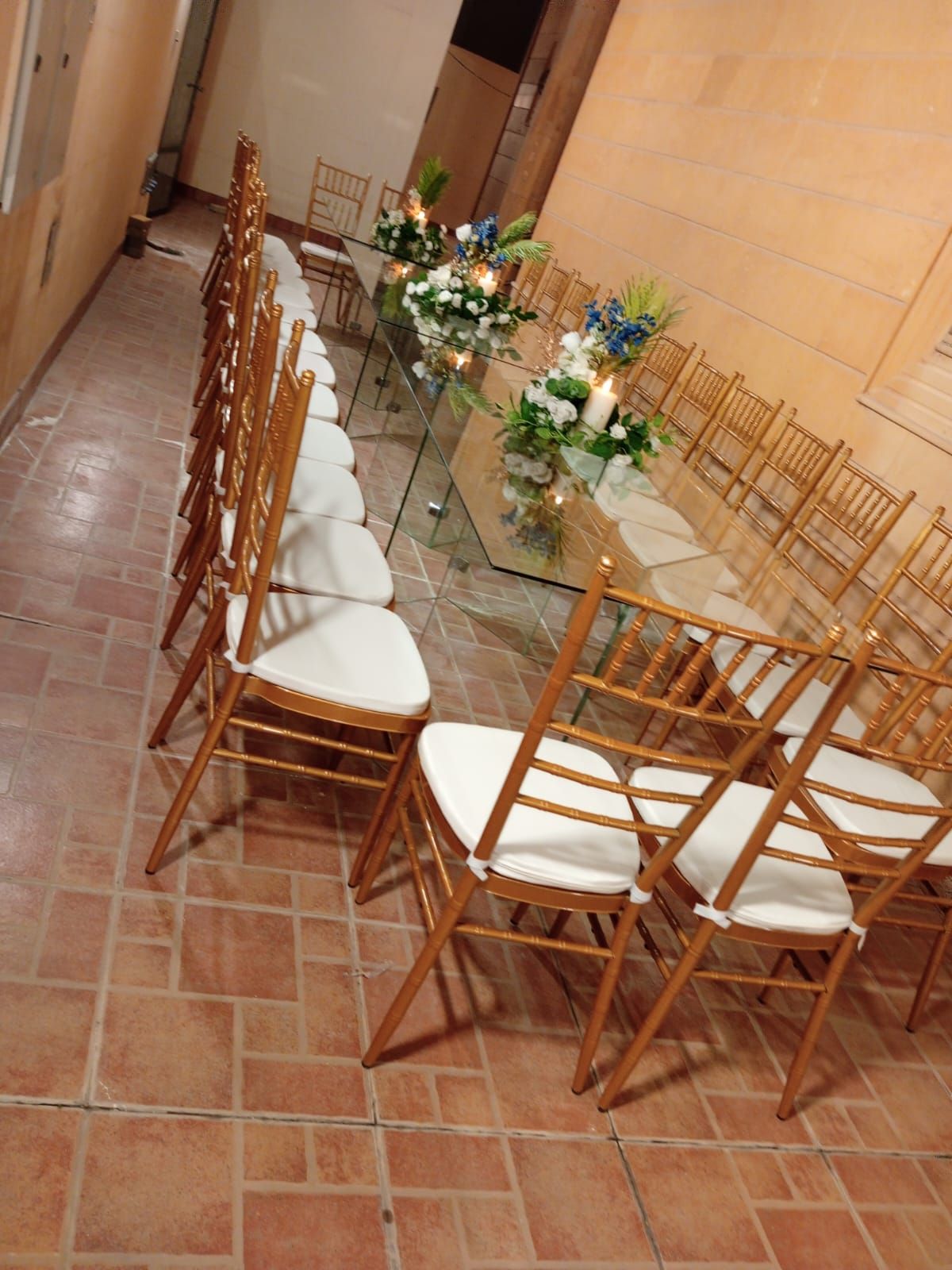 تاجير كراسي وطاولات وسماعات وزل ومكيفات وجلسات شعب