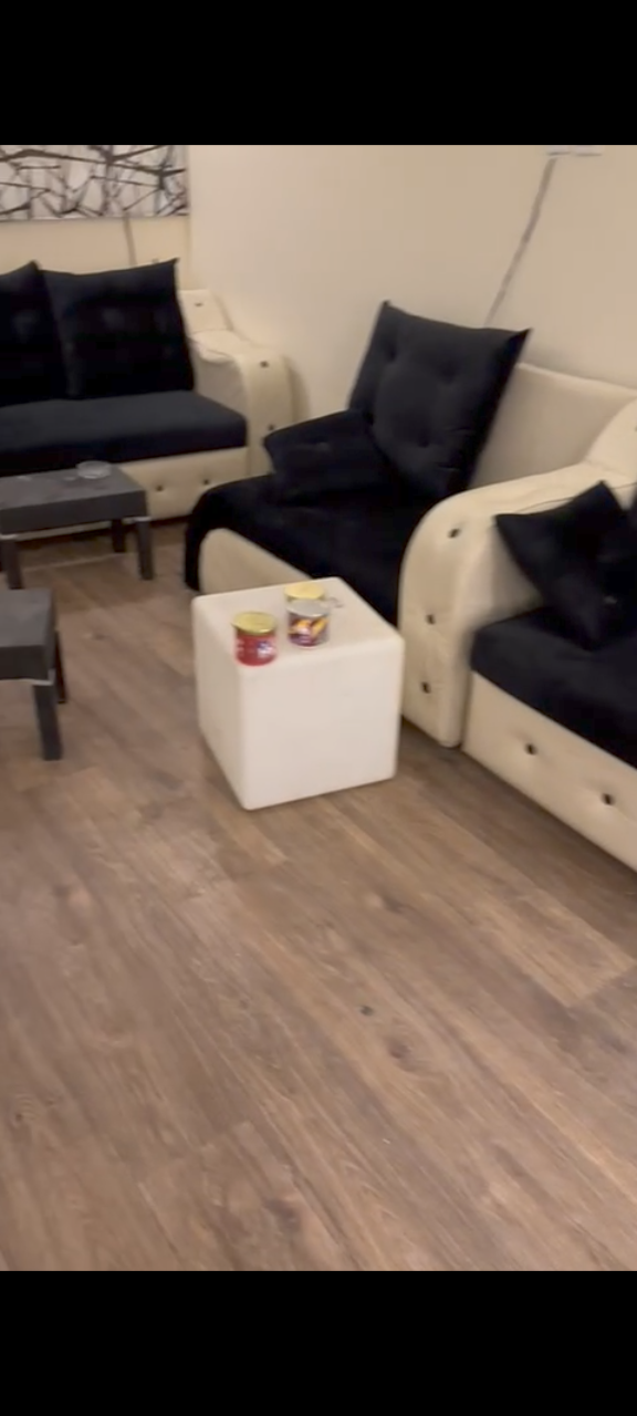 كنب للبيع مع ثلاث طاولات سيم 1500