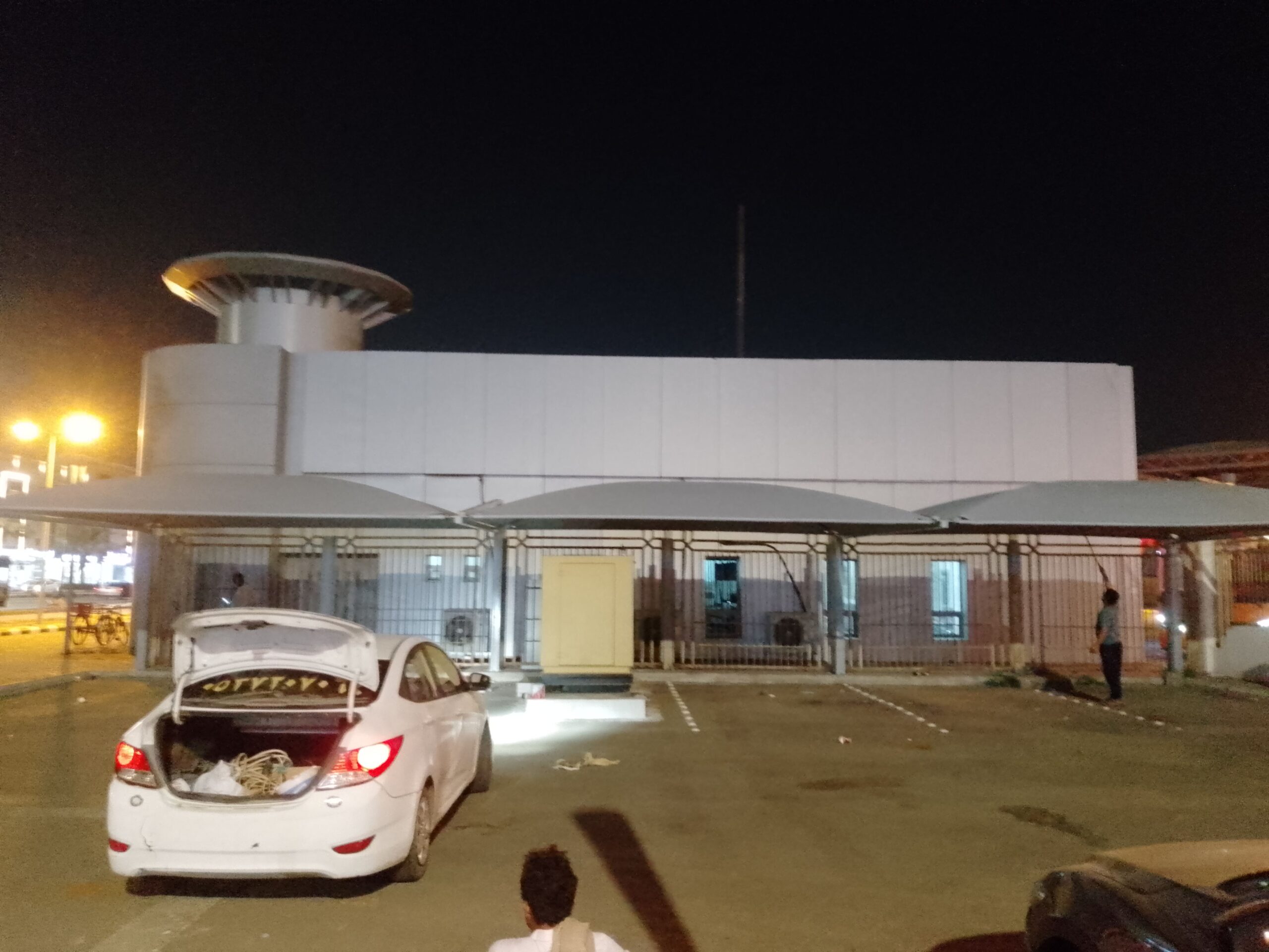 مظلات سيارات سواتر هناجر مستودعات بيوت شعر قرميد