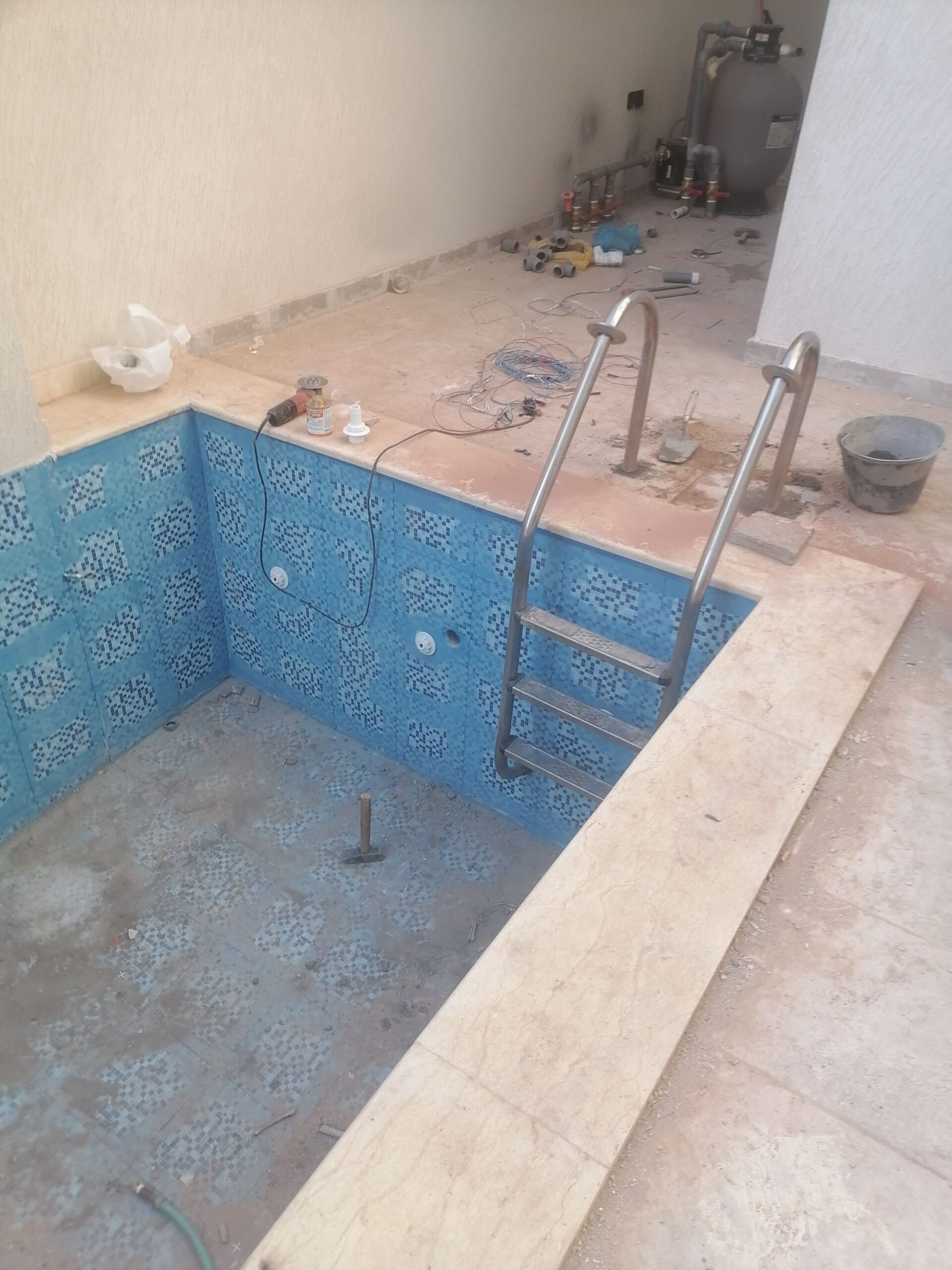 فني مسابح خبره ٣٠سنه جميع أعمال المسابح عمل نوافير