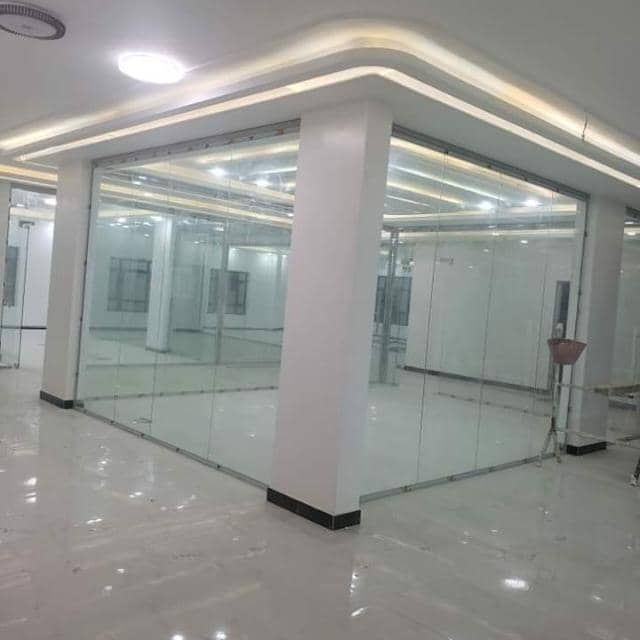 فني زجاج سكريت تركيب مكاتب واجهات صيانة ابواب زجاج