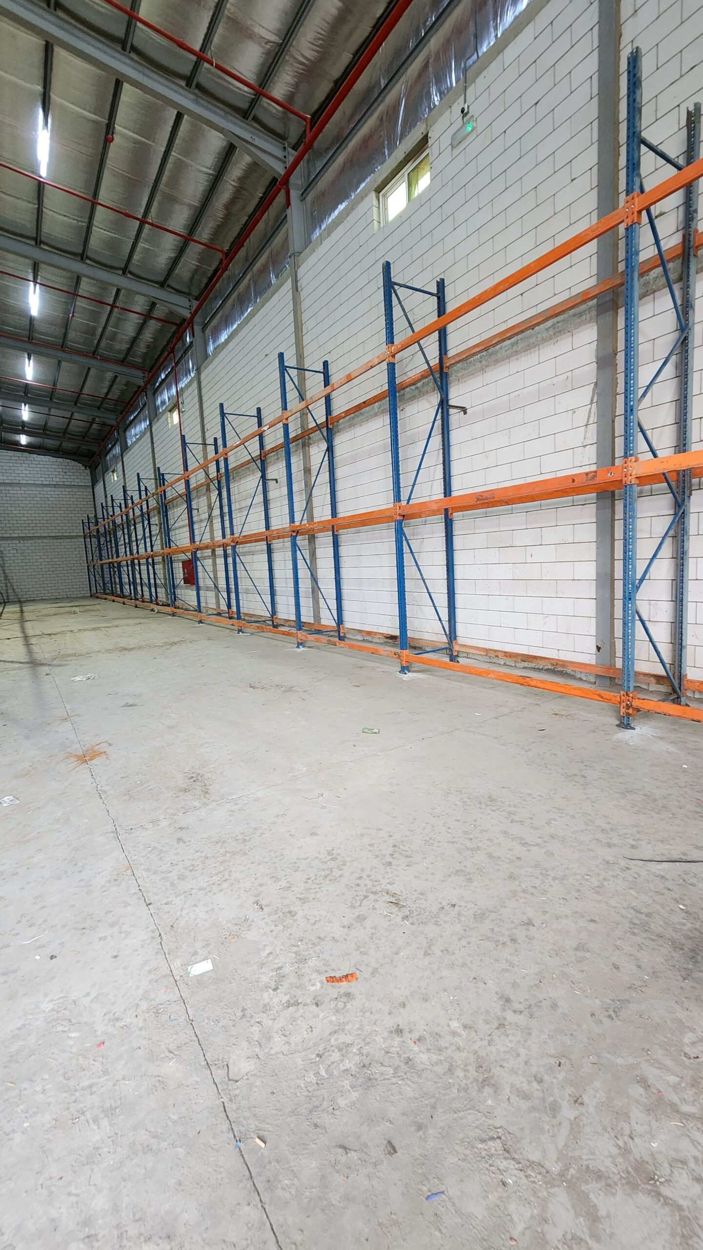 رفوف ودواليب مستودعات