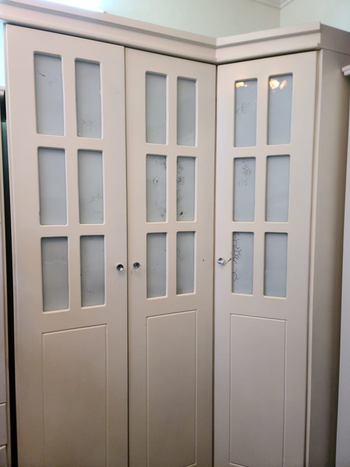 دواليب ملابس نضيفه شبه الجديد بأسعار مناسبة