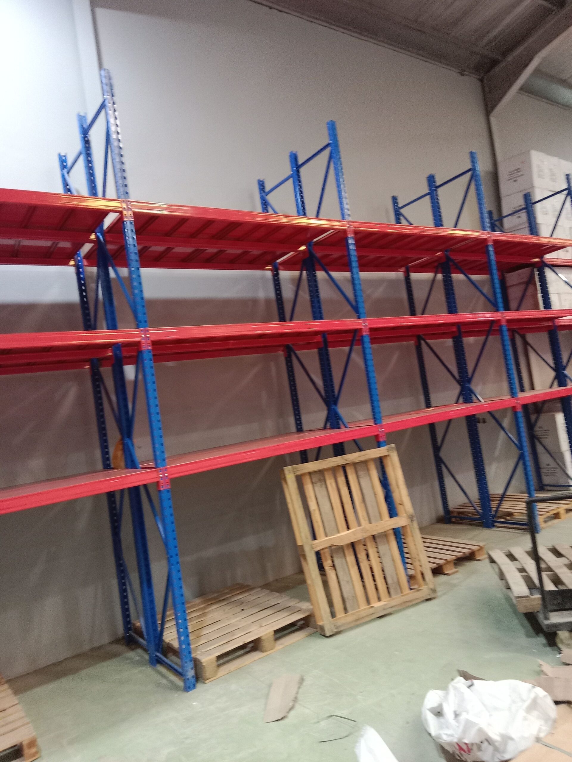 رفوف مستودع اوبقاله