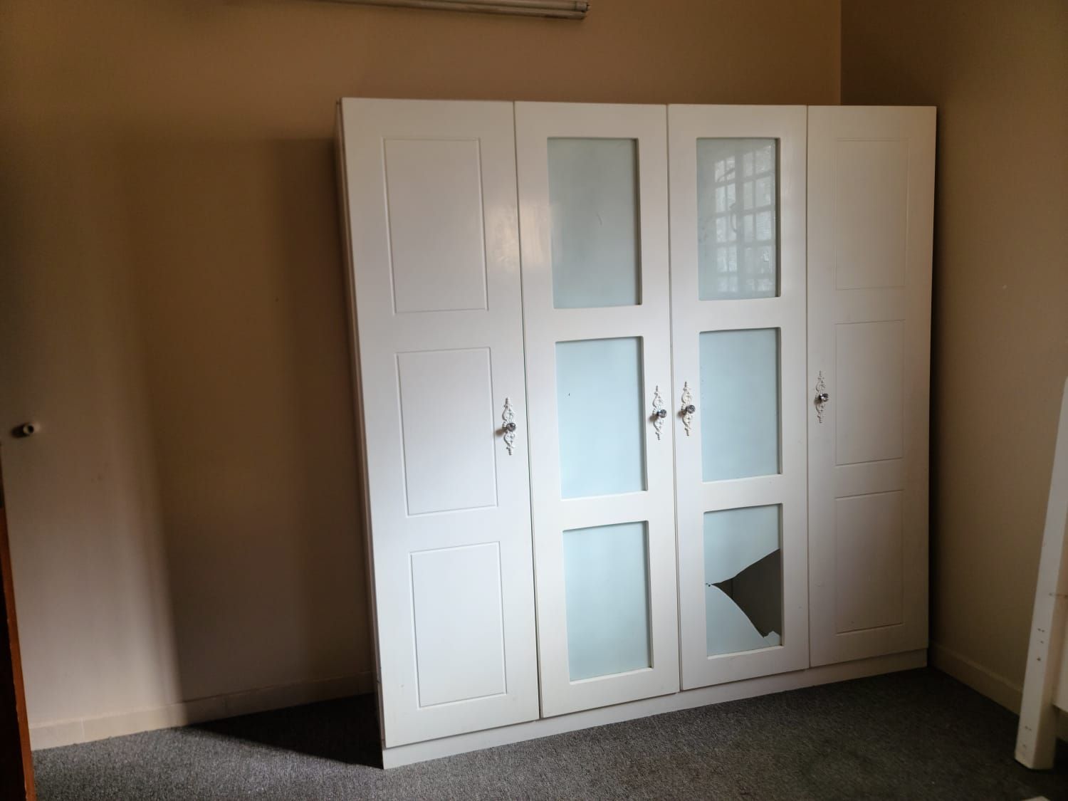 دواليب ملابس نضيفه شبه الجديد بأسعار مناسبة