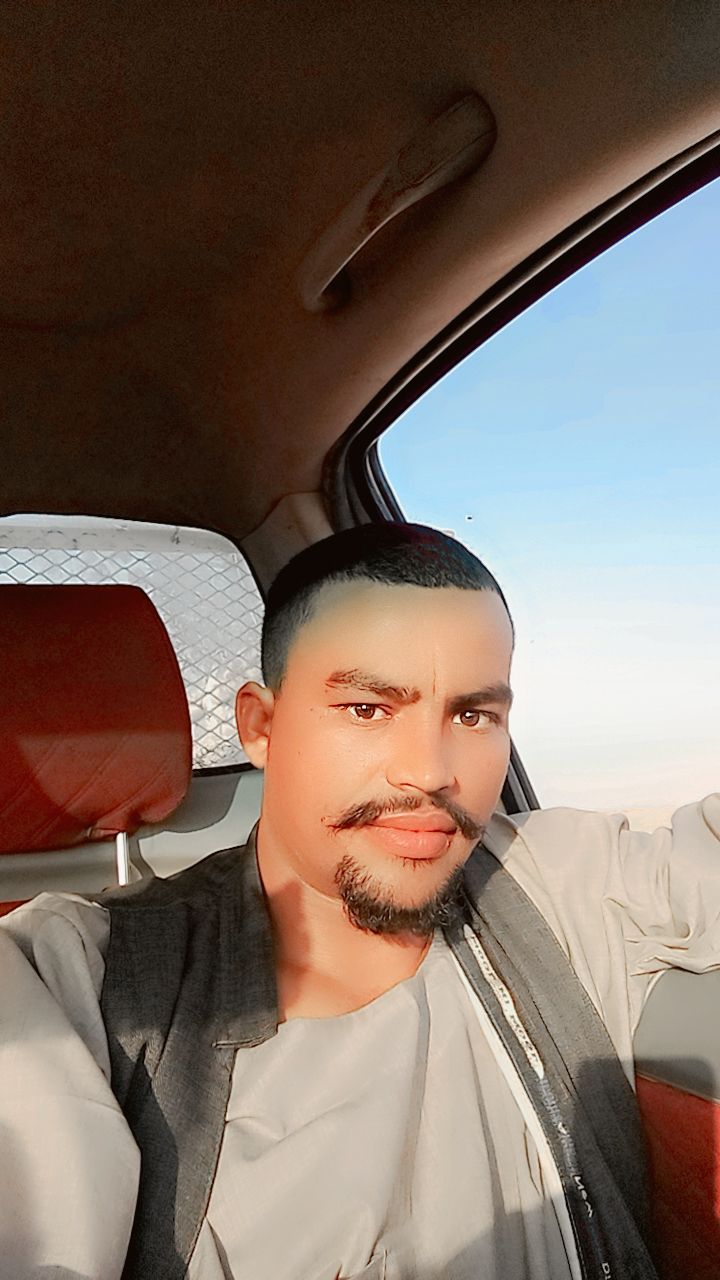 عامل سوداني مقيم ومتفرق للعمل