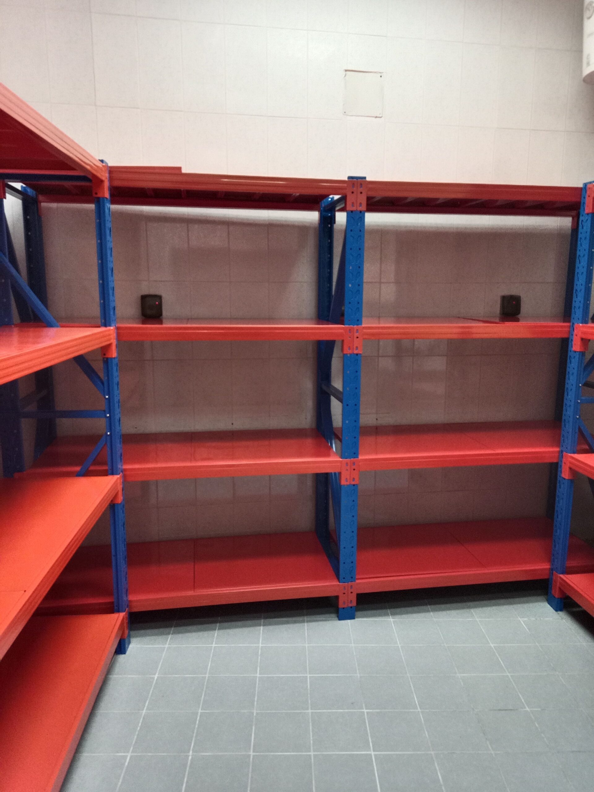 رفوف مستودع اوبقاله جميع انواع الرفوف