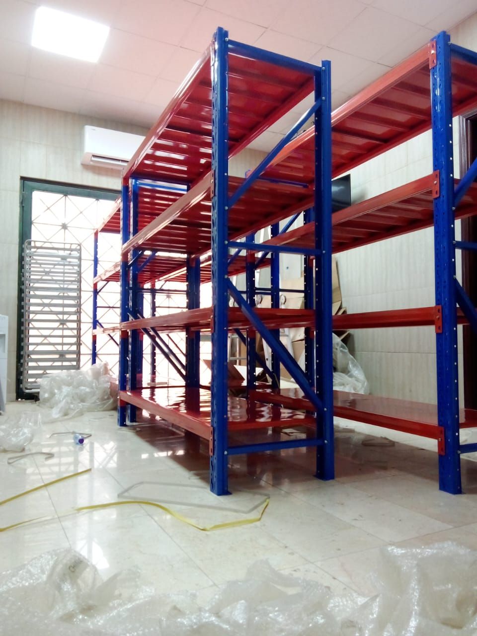 رفوف ودواليب مستودعات