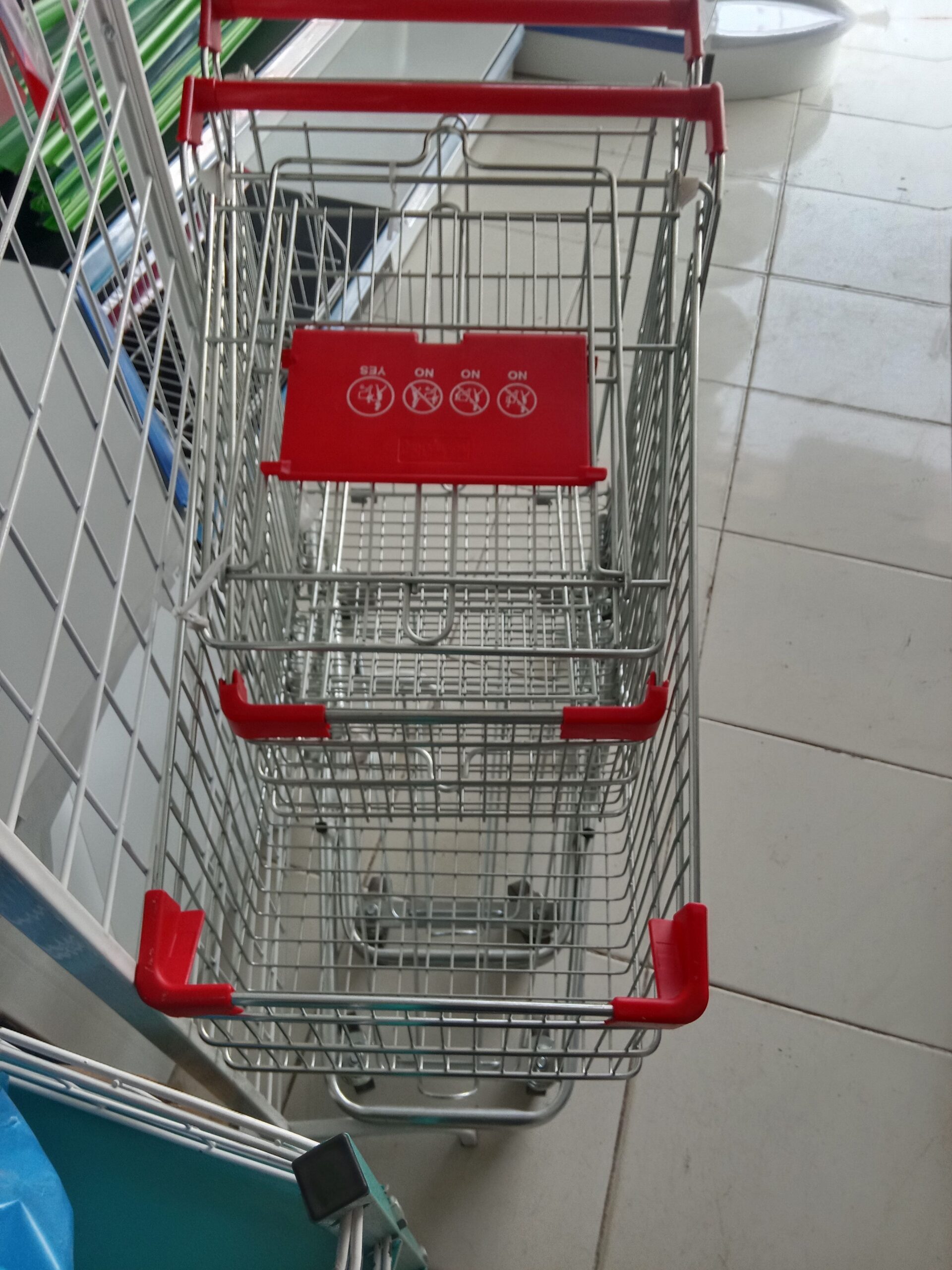 رفوف مستودع اوبقاله