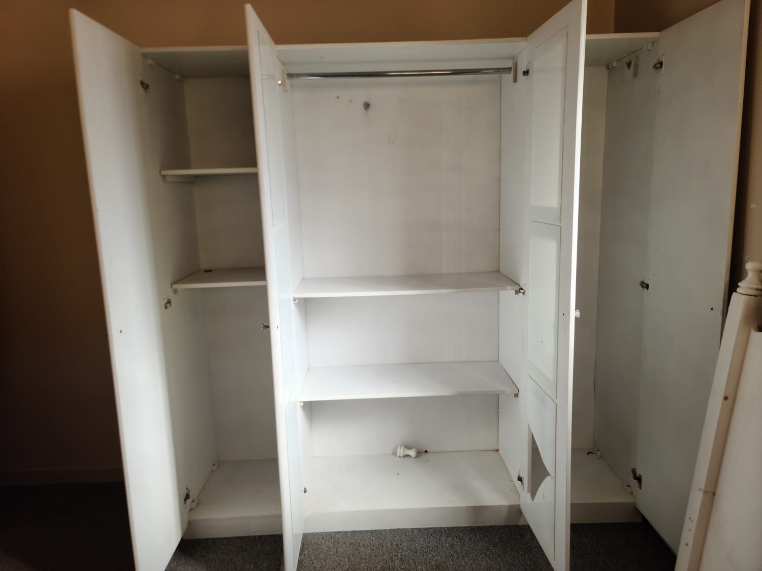 دواليب ملابس نضيفه شبه الجديد بأسعار مناسبة