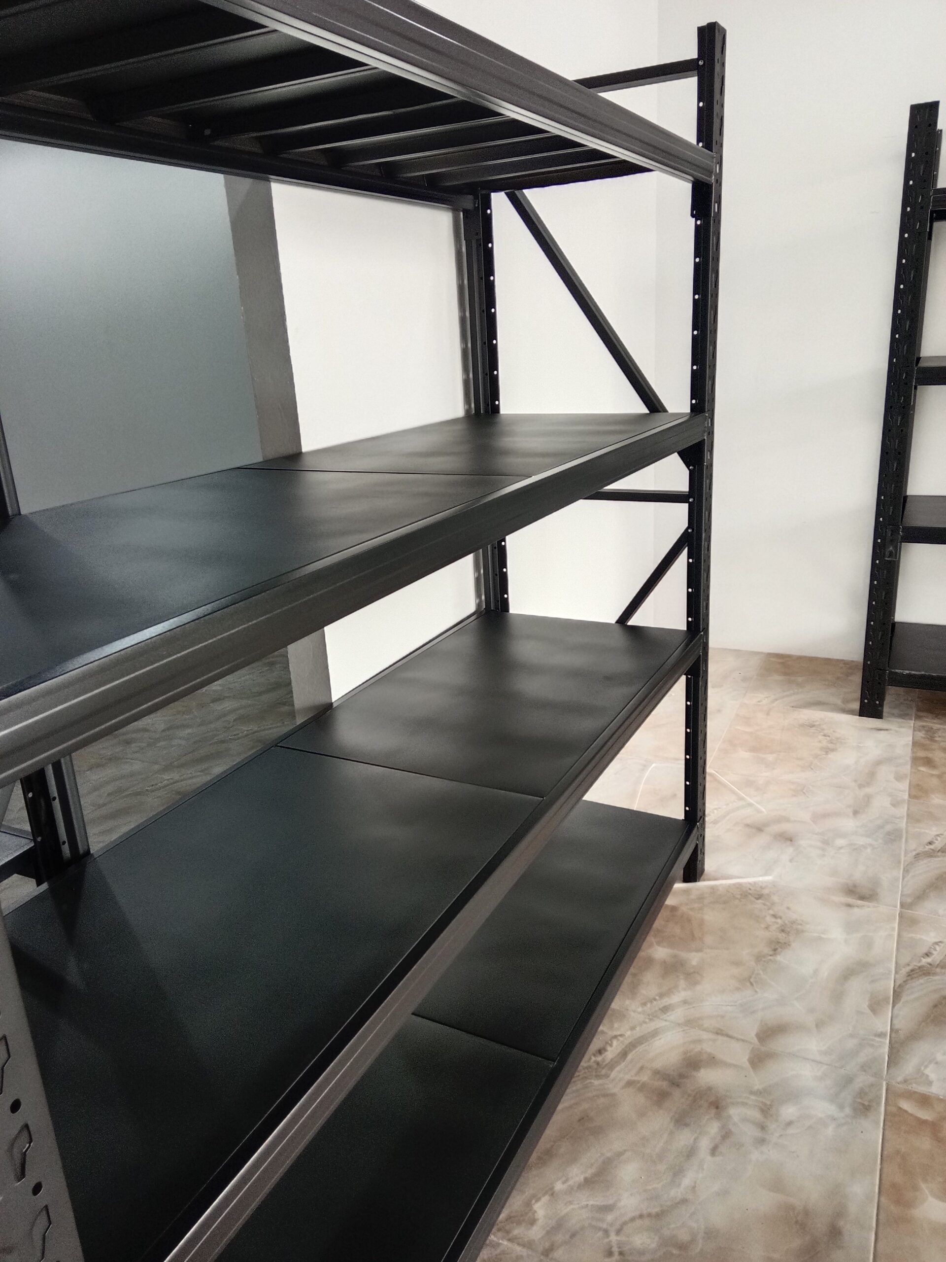 رفوف مستودع اوبقاله