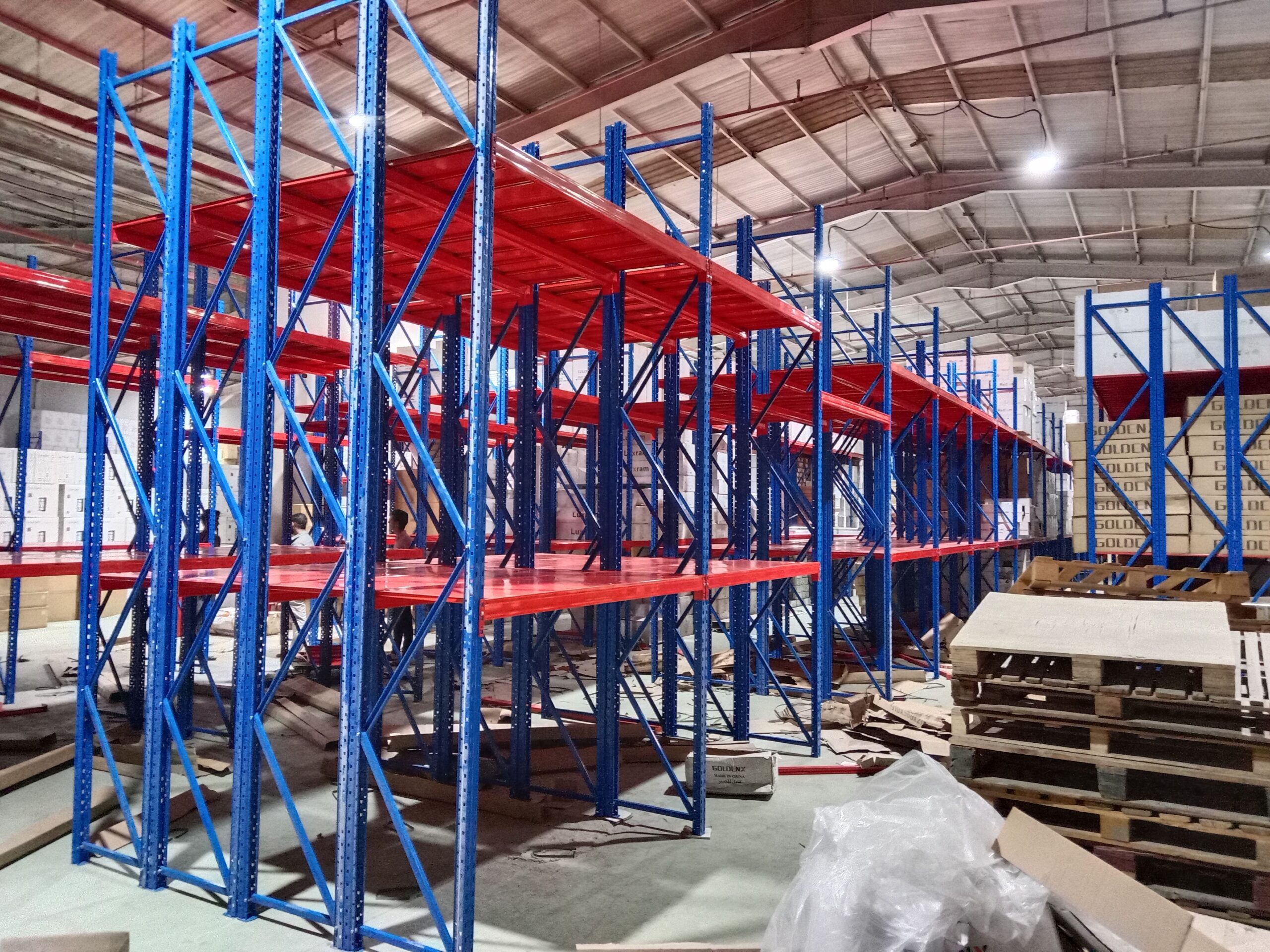 رفوف مستودع اوبقاله