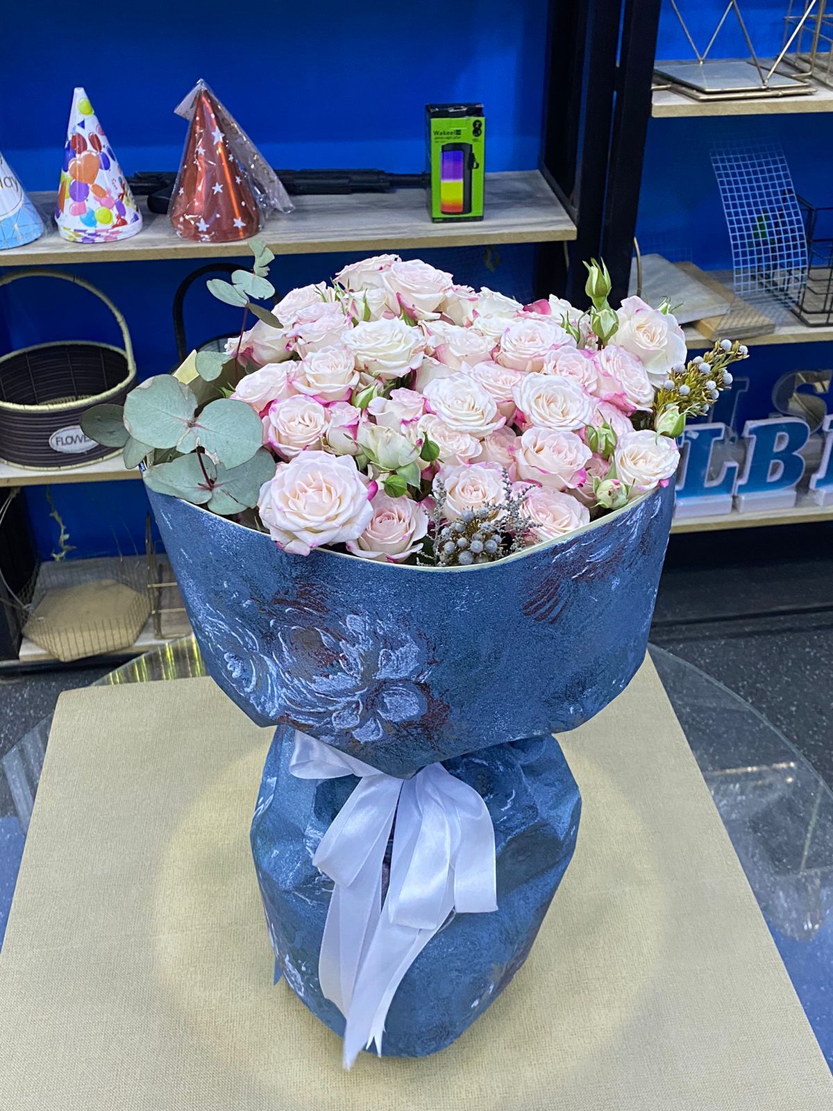 منسق ومعلم ورود وتغليف هدايا 0564086035