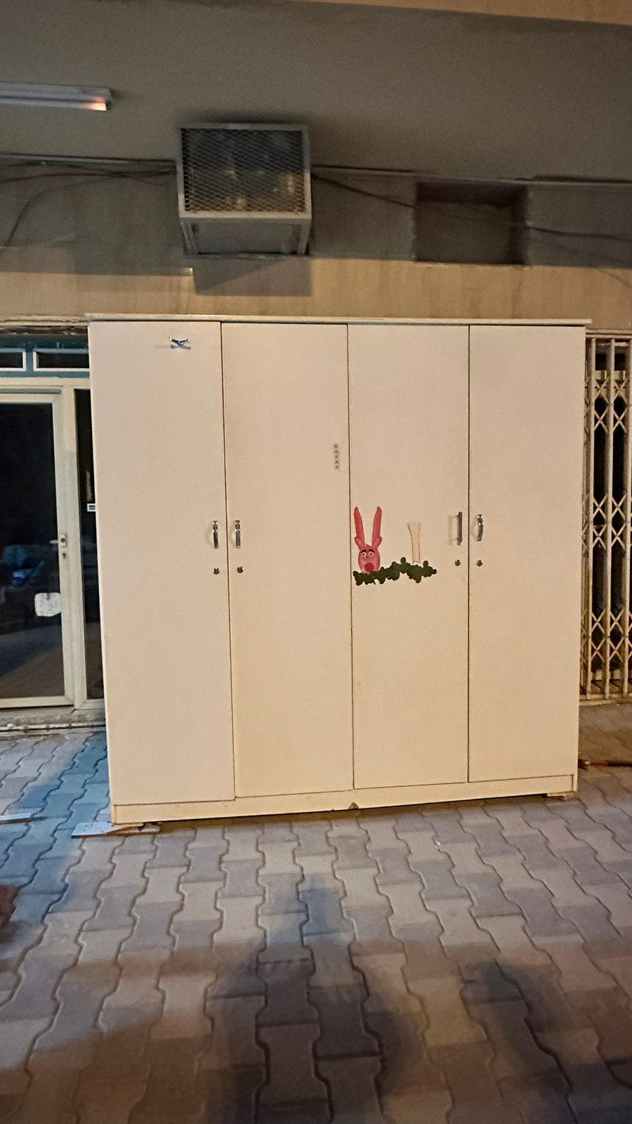 دواليب ملابس نضيفه شبه الجديد بأسعار مناسبة