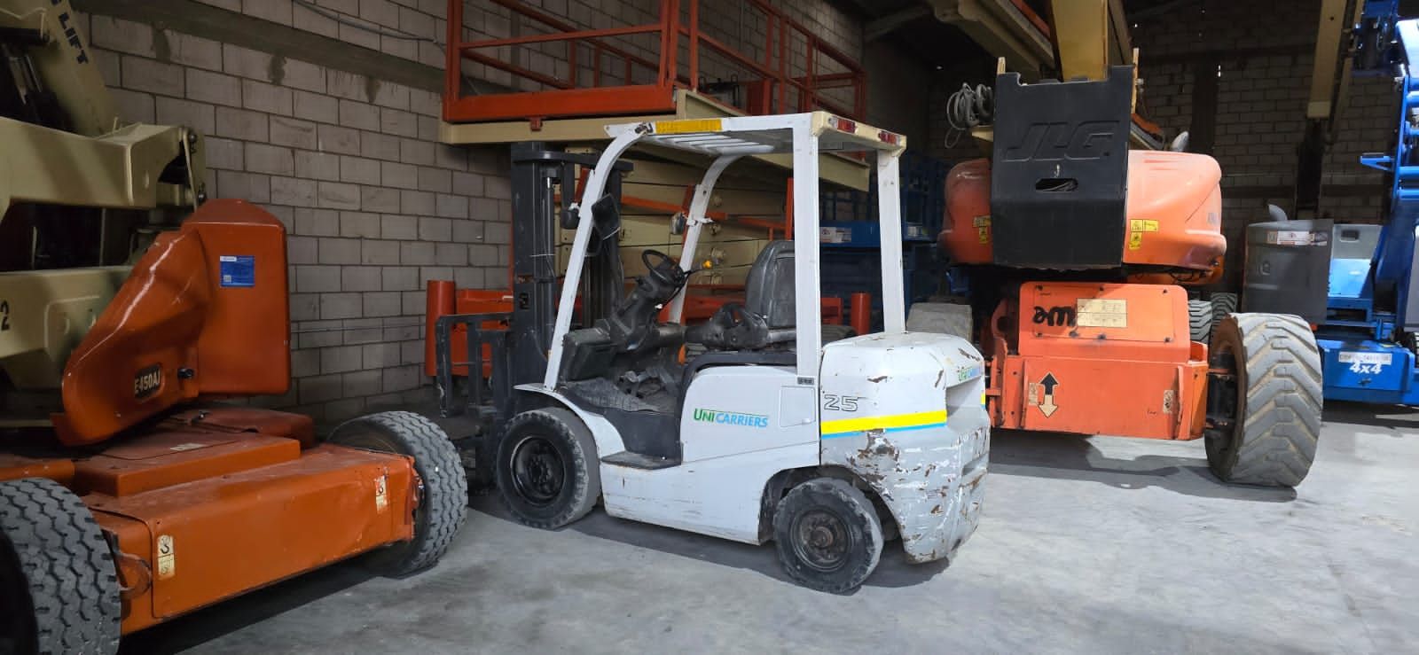 فوركليفت للايجار يومي وشهري جميع الأحجام