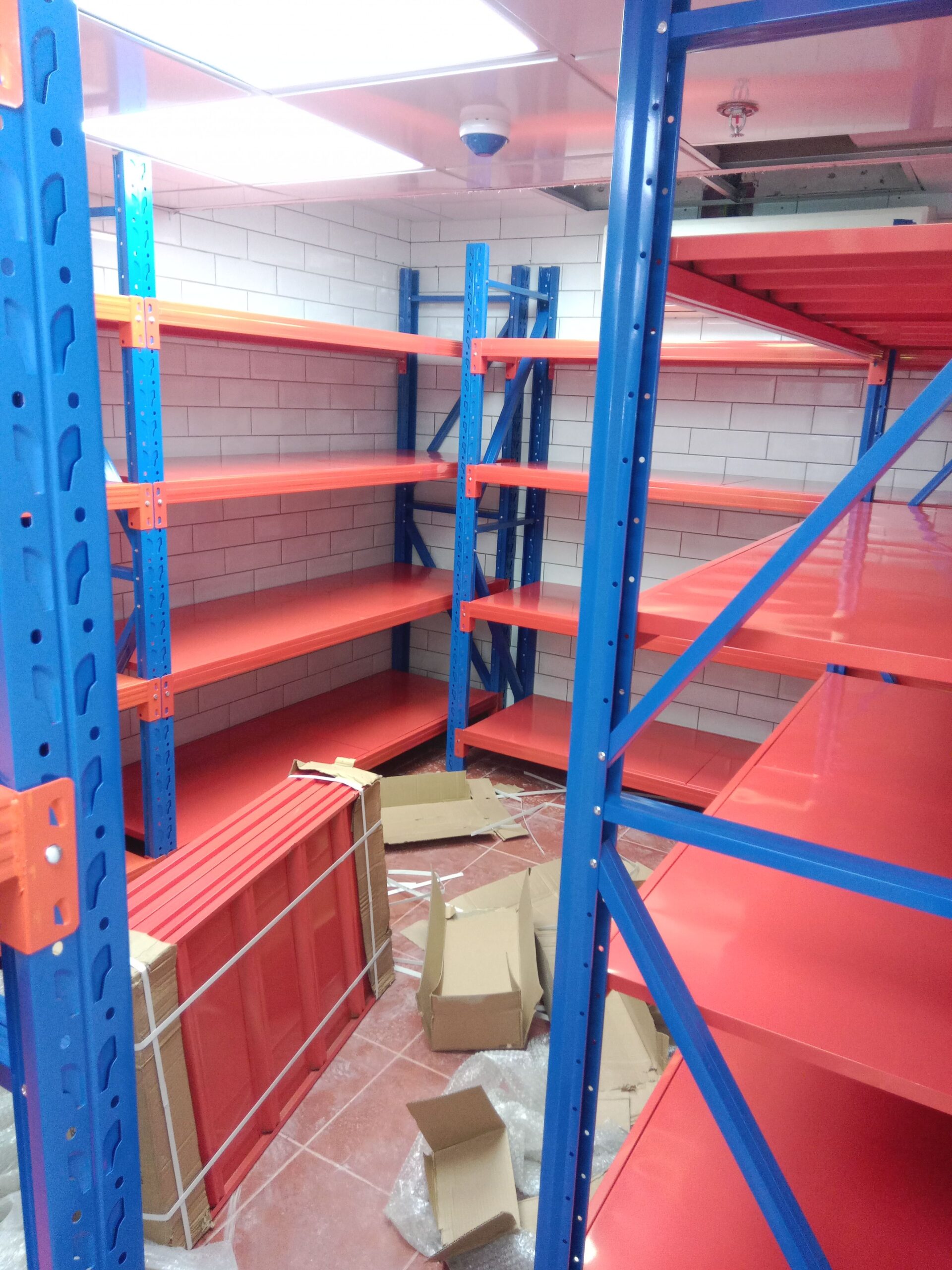 رفوف مستودع اوبقاله