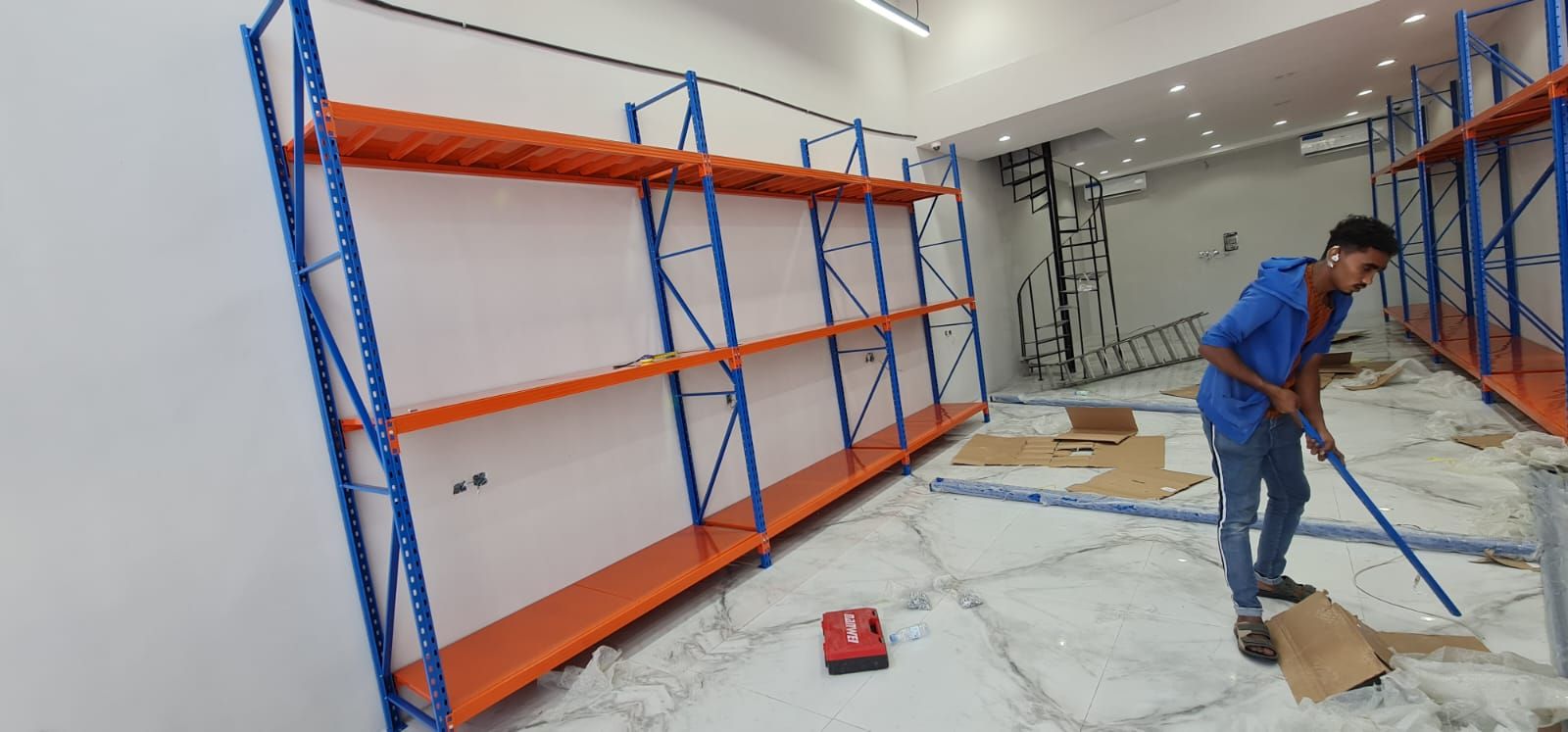 رفوف ودواليب مستودعات