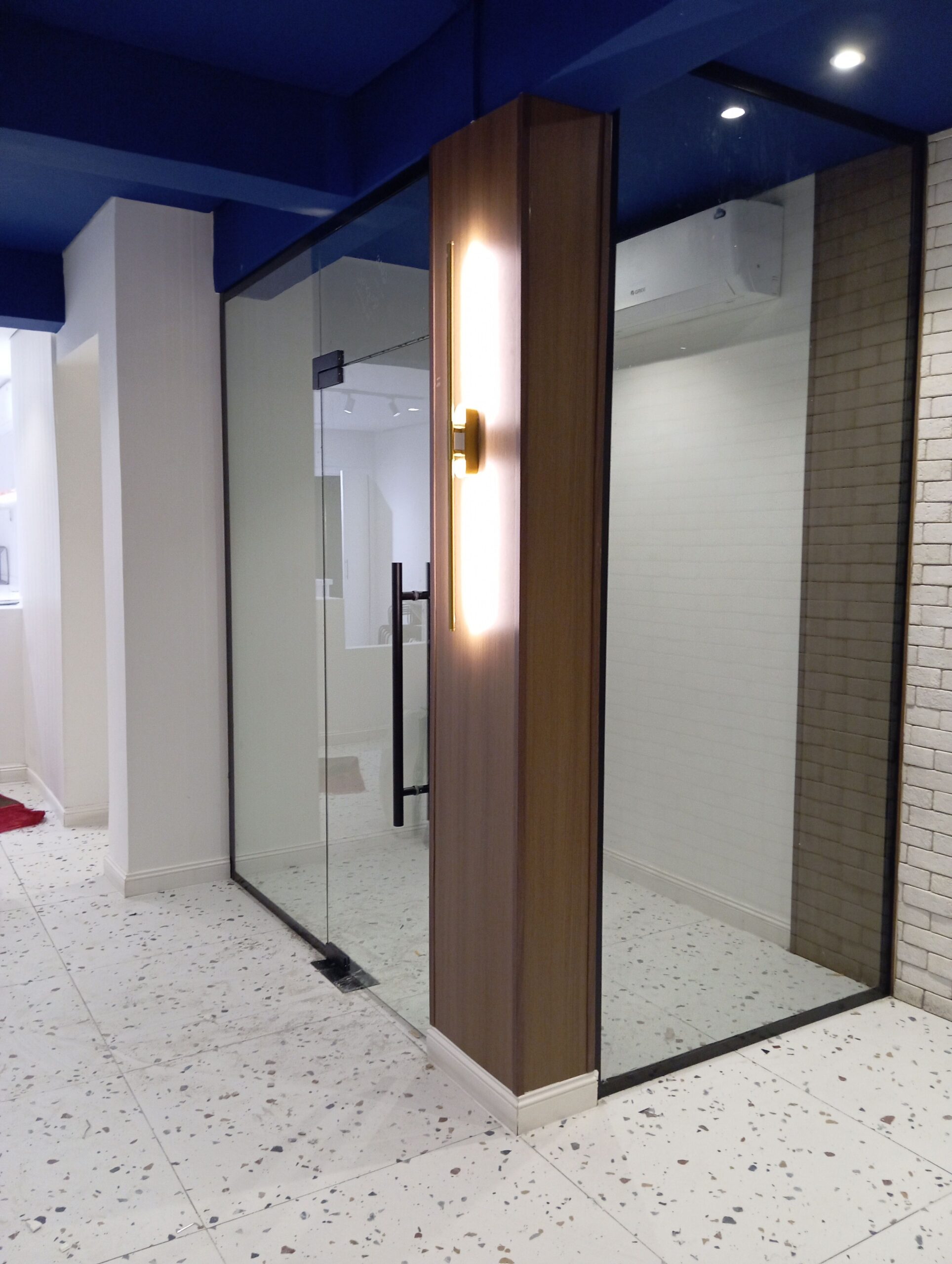 توريد وتركيب غرف زجاج سكريت شفاف ورملي حسب الطلب 0