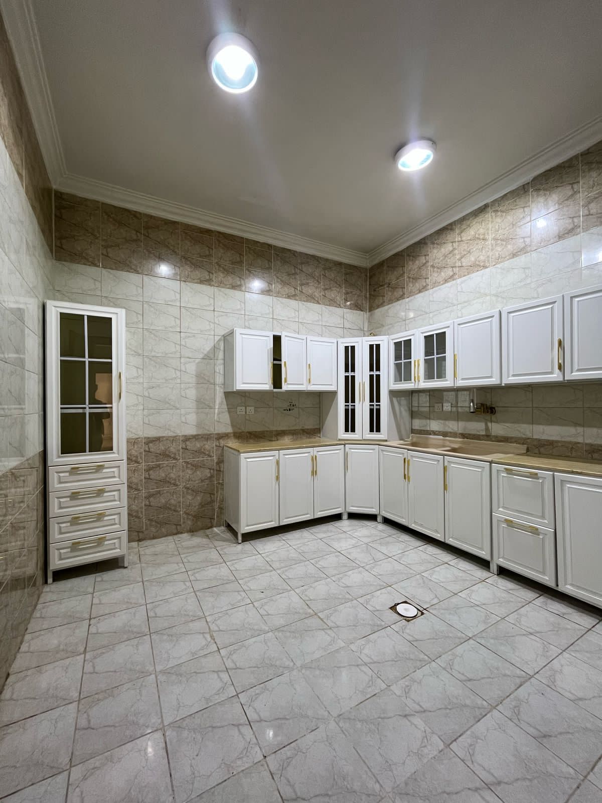 شقه للايجار جديدة 3غرف نوم فيها مكيفات ب2500شهري