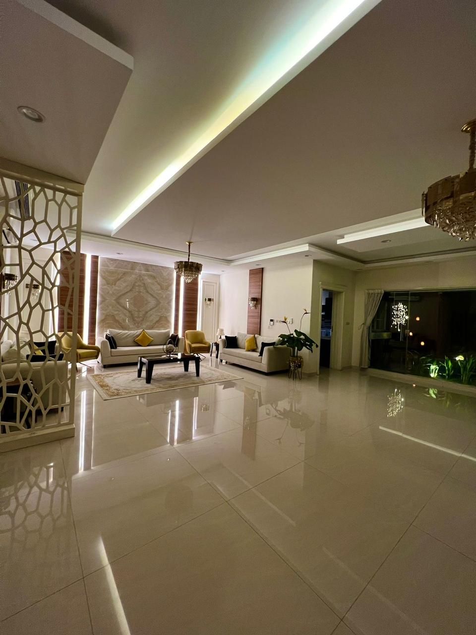 فلا للبيع بحي نرجس مساحة 554 متر واجهة جنوبية