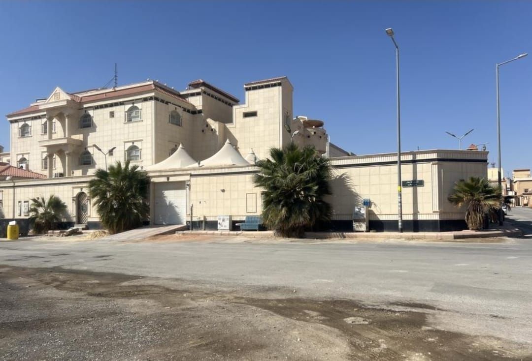 للبيع فيلا في حي الندوة