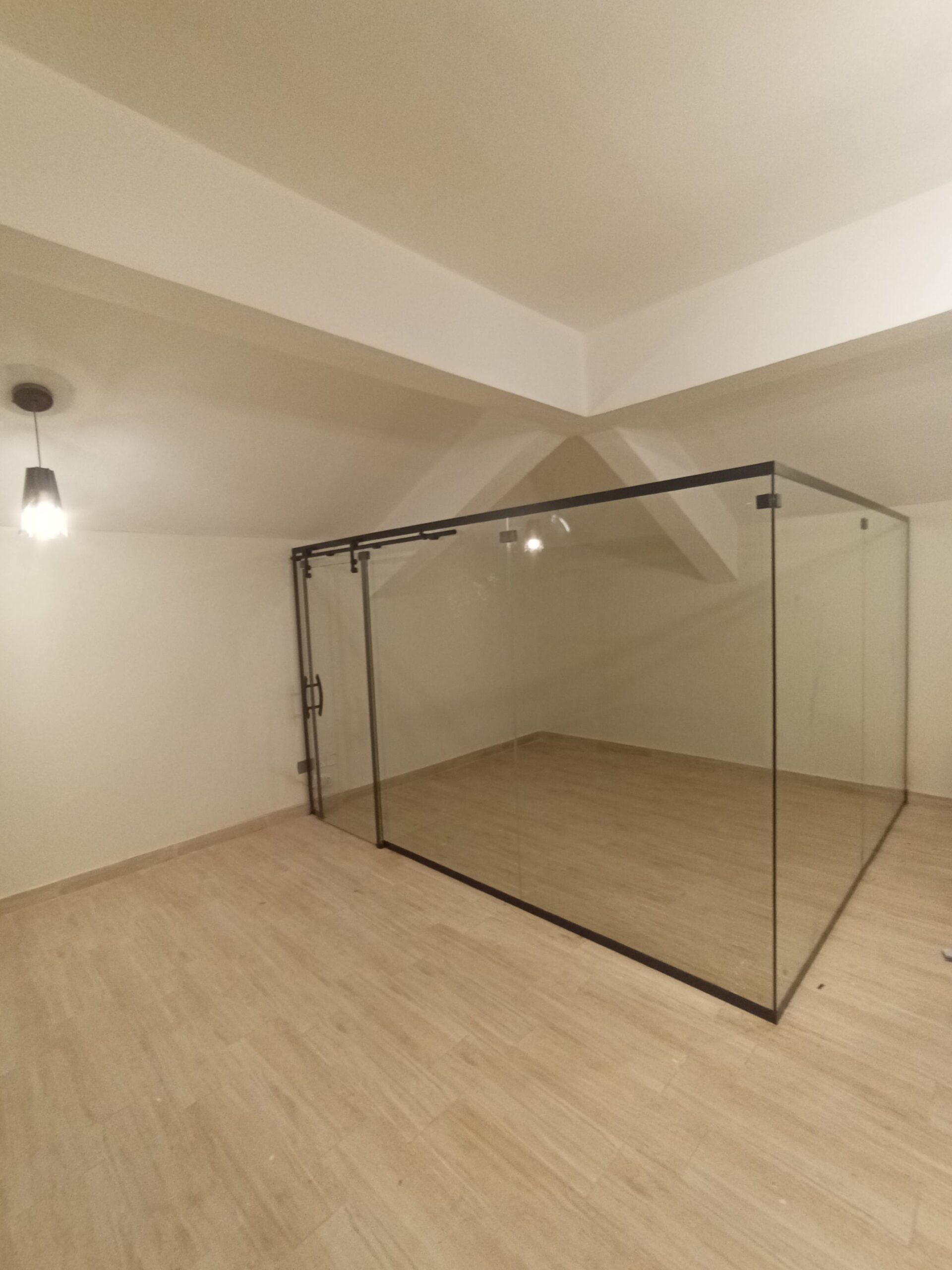 توريد وتركيب غرف زجاج سكريت شفاف ورملي حسب الطلب 0