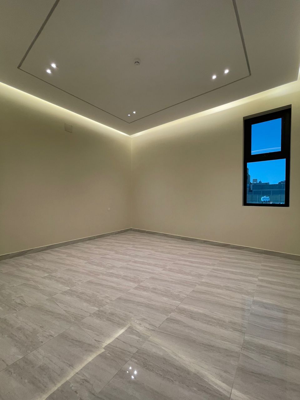 شقه للايجار جديدة في مجمع سكني في طويق