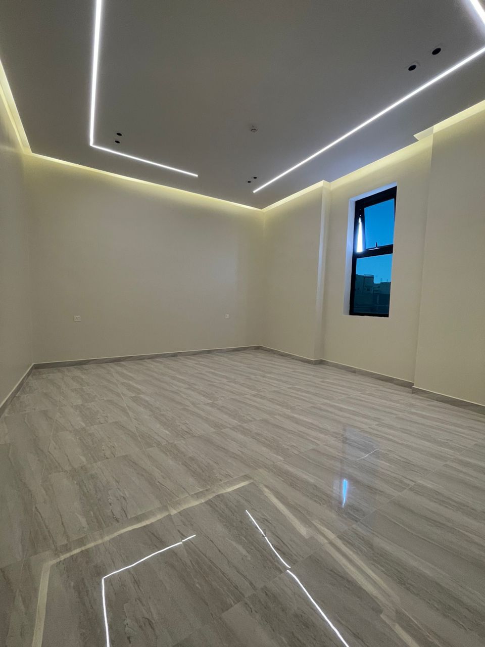 شقه للايجار جديدة في مجمع سكني في طويق