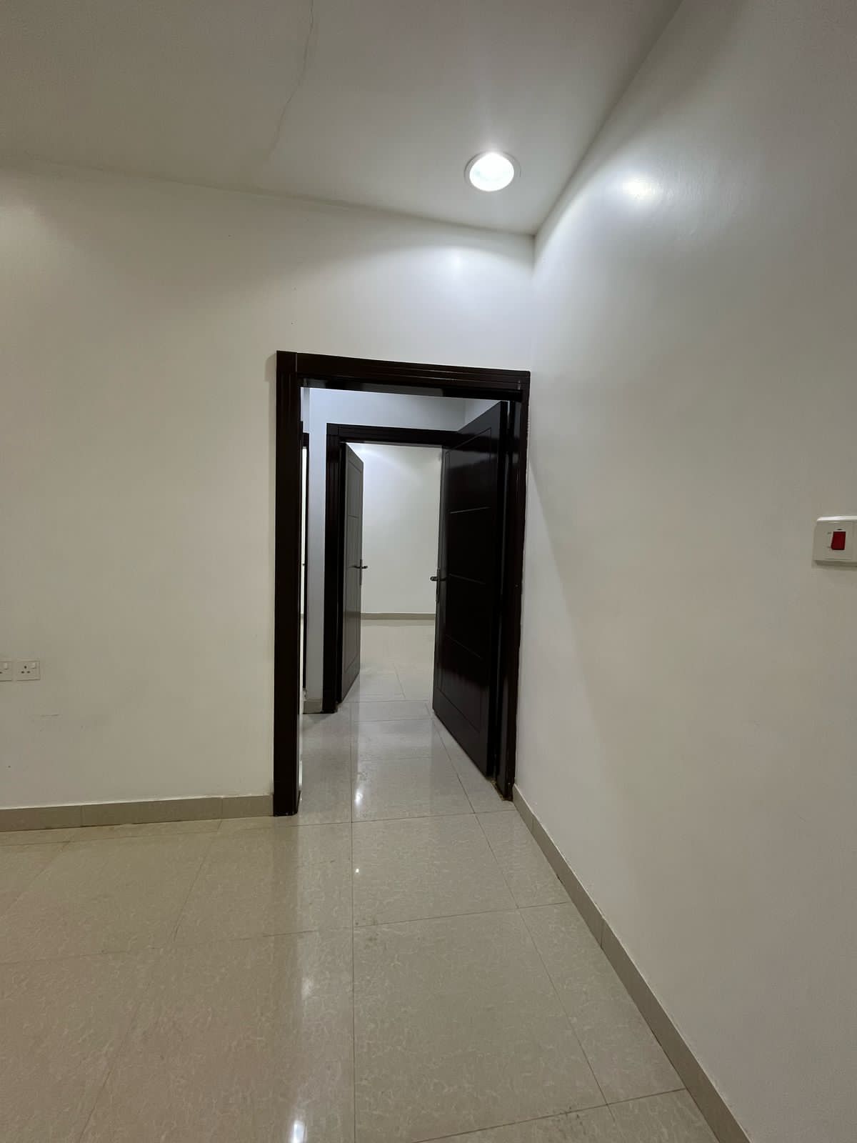 شقه للايجار جديدة 3غرف نوم فيها مكيفات ب2500شهري