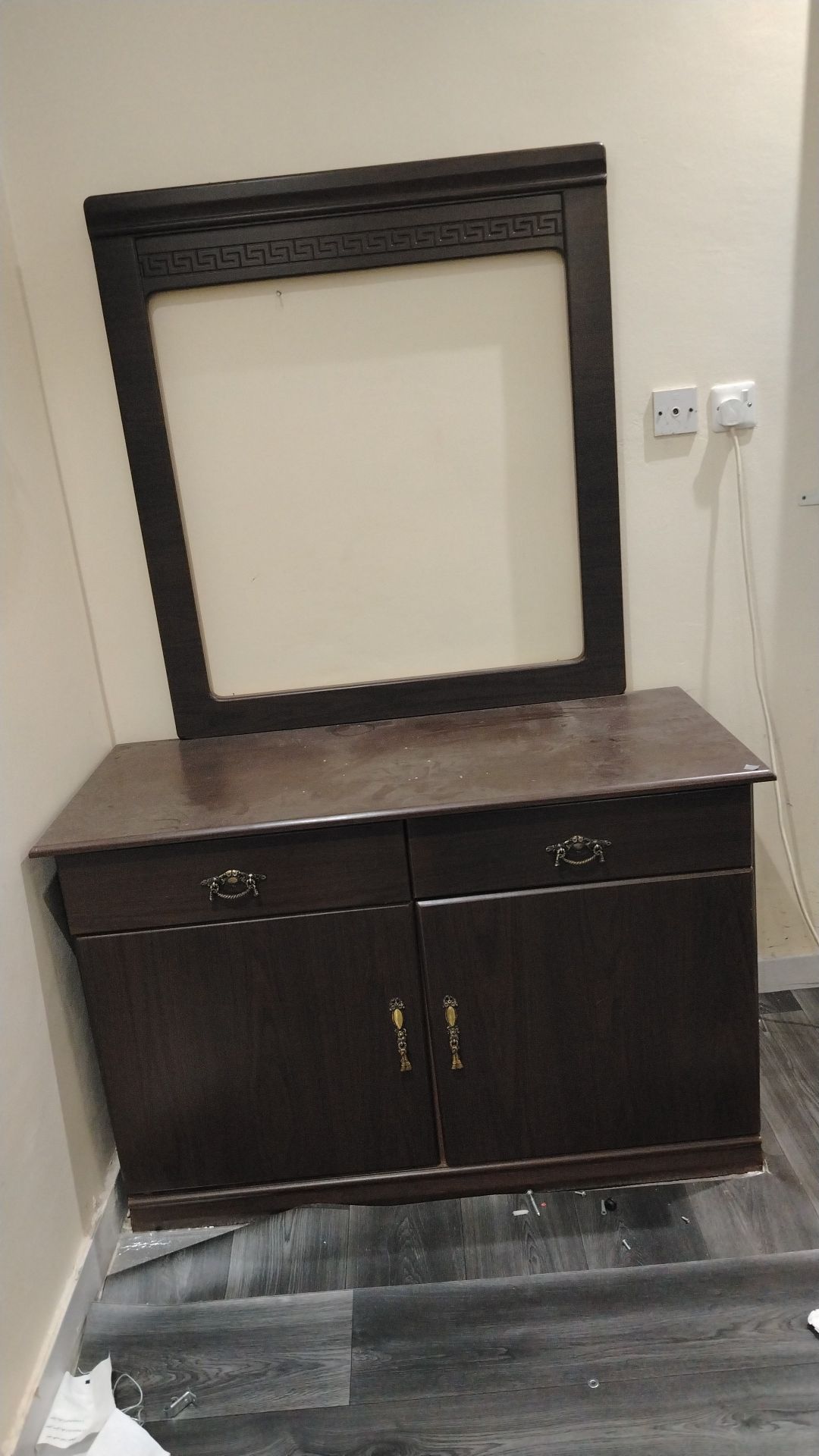 للبيع غرفة نوم سرير ودولاب وتسريحه وكمادينا وستارت