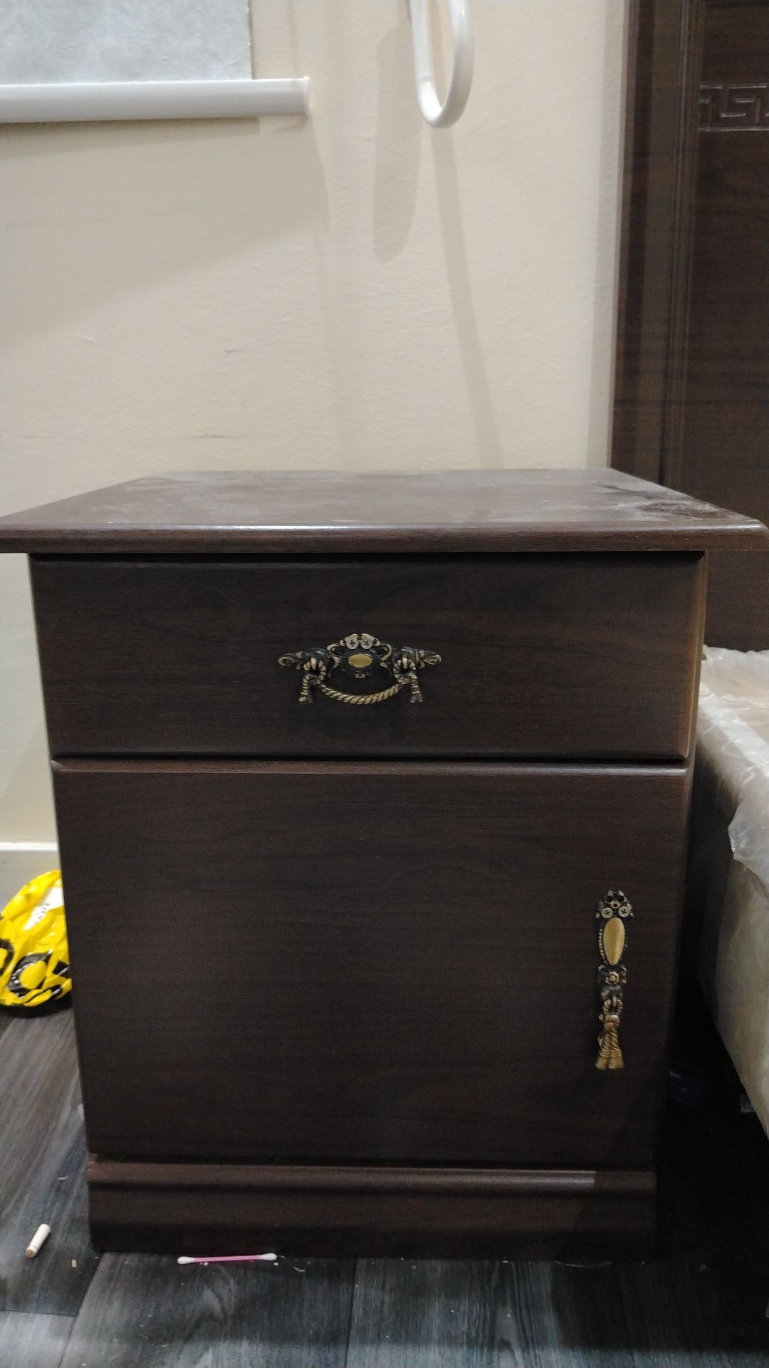 للبيع غرفة نوم سرير ودولاب وتسريحه وكمادينا وستارت