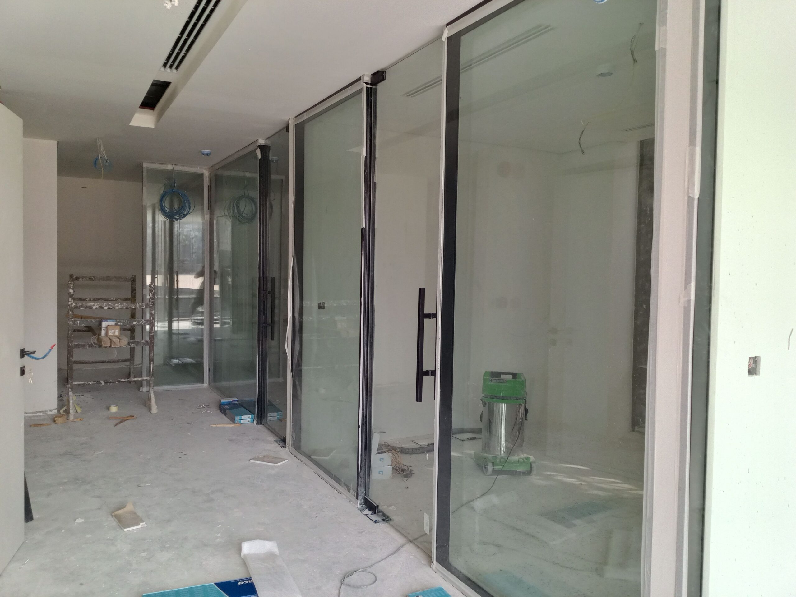 زجاج سكريت ولجميع اعمال الالمنيوم استركشر