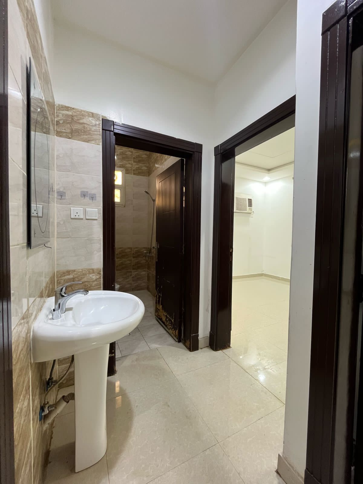 شقه للايجار جديدة 3غرف نوم فيها مكيفات ب2500شهري