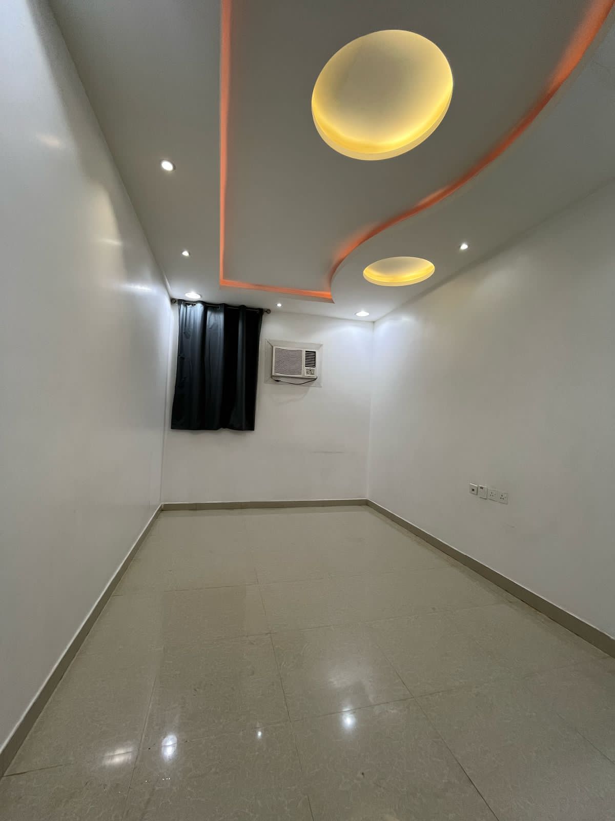 شقه للايجار جديدة 3غرف نوم فيها مكيفات ب2500شهري