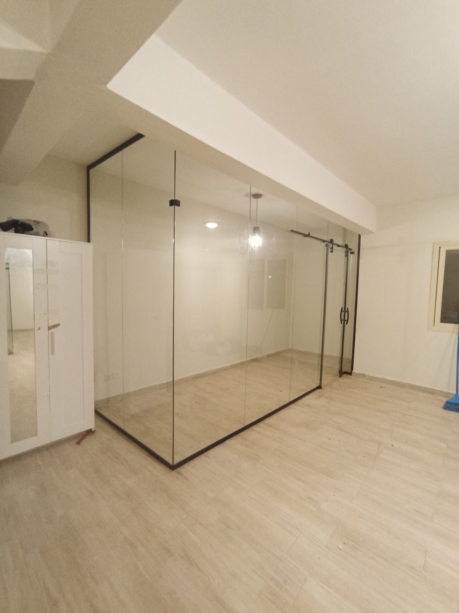 توريد وتركيب غرف زجاج سكريت شفاف ورملي حسب الطلب 0