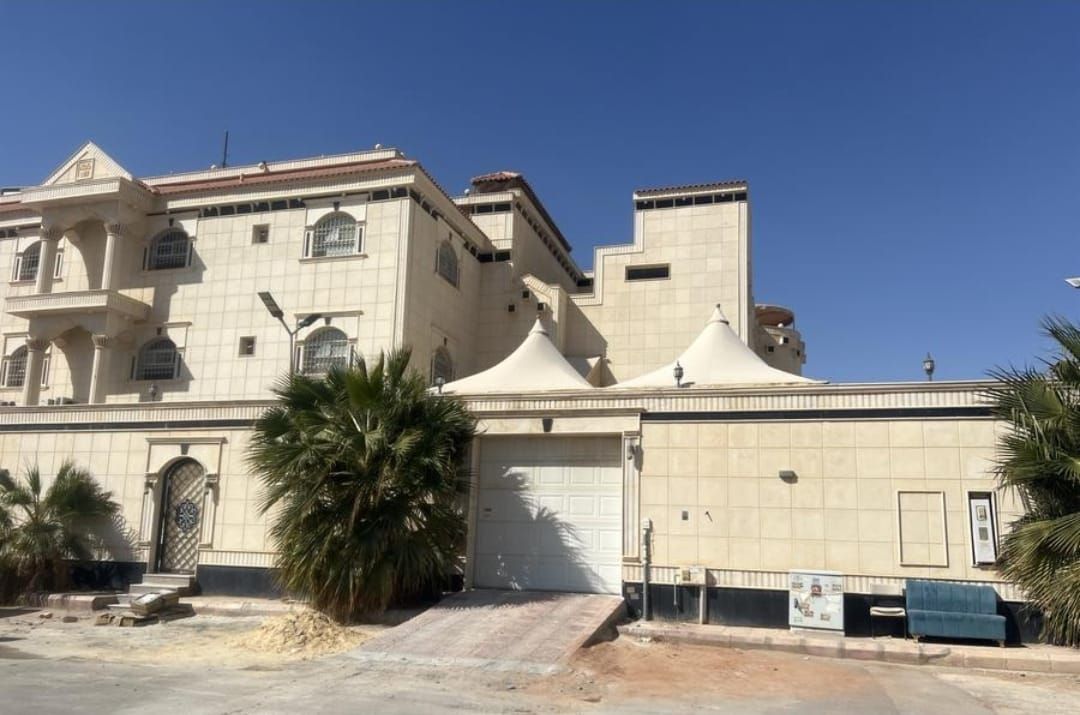 للبيع فيلا في حي الندوة