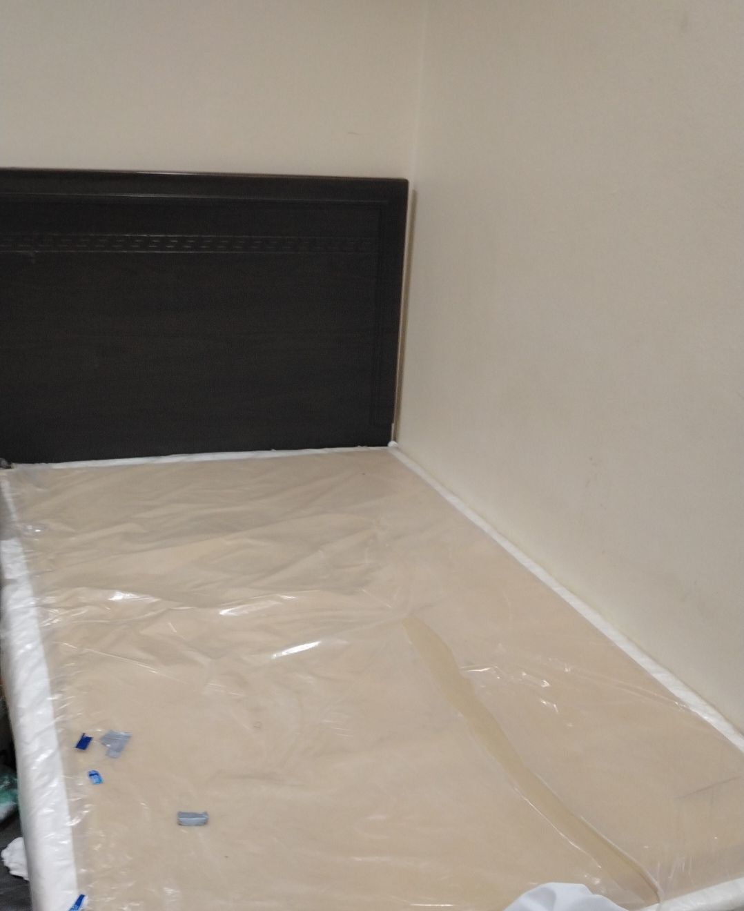 للبيع غرفة نوم سرير ودولاب وتسريحه وكمادينا وستارت